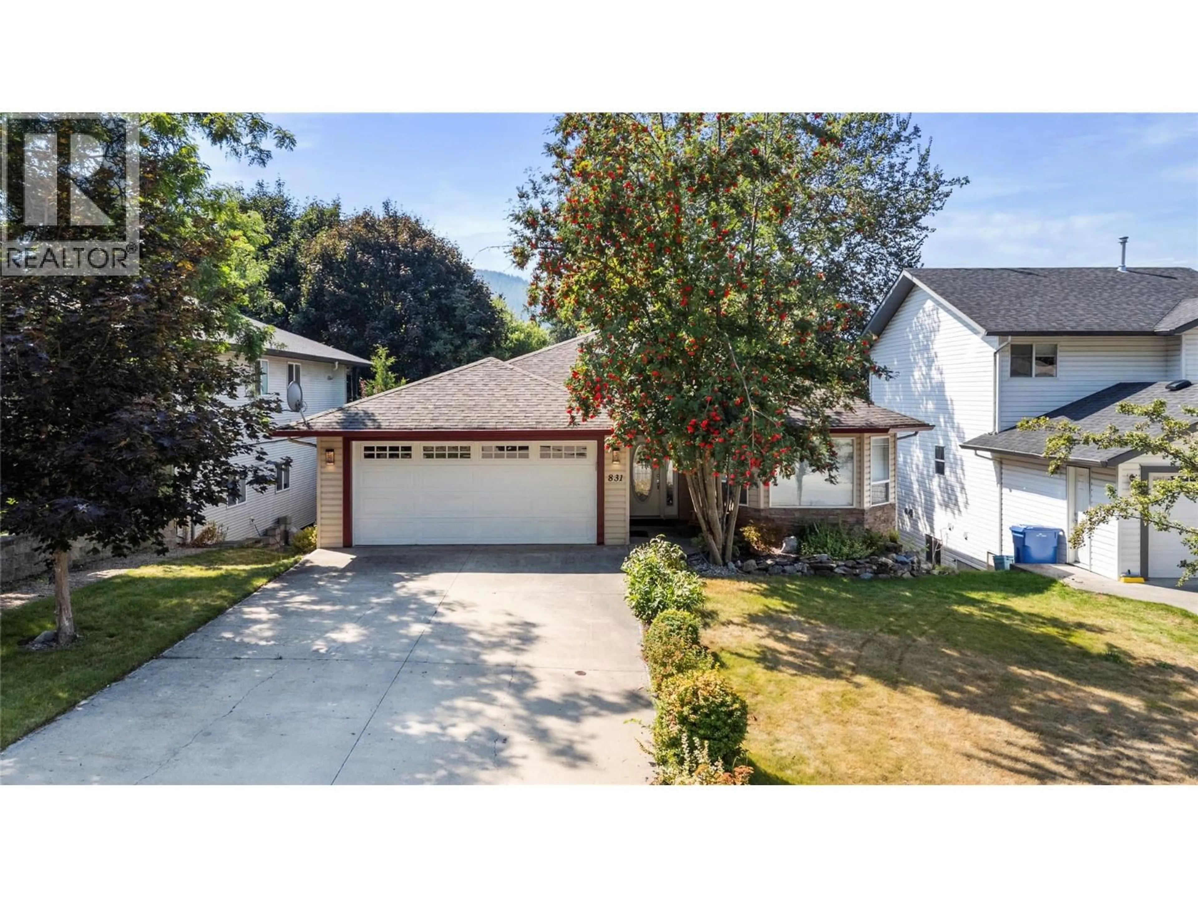 Home with vinyl exterior material, street for 831 37 STREET SOUTHEAST, Salmon Arm British Columbia V1E3M2