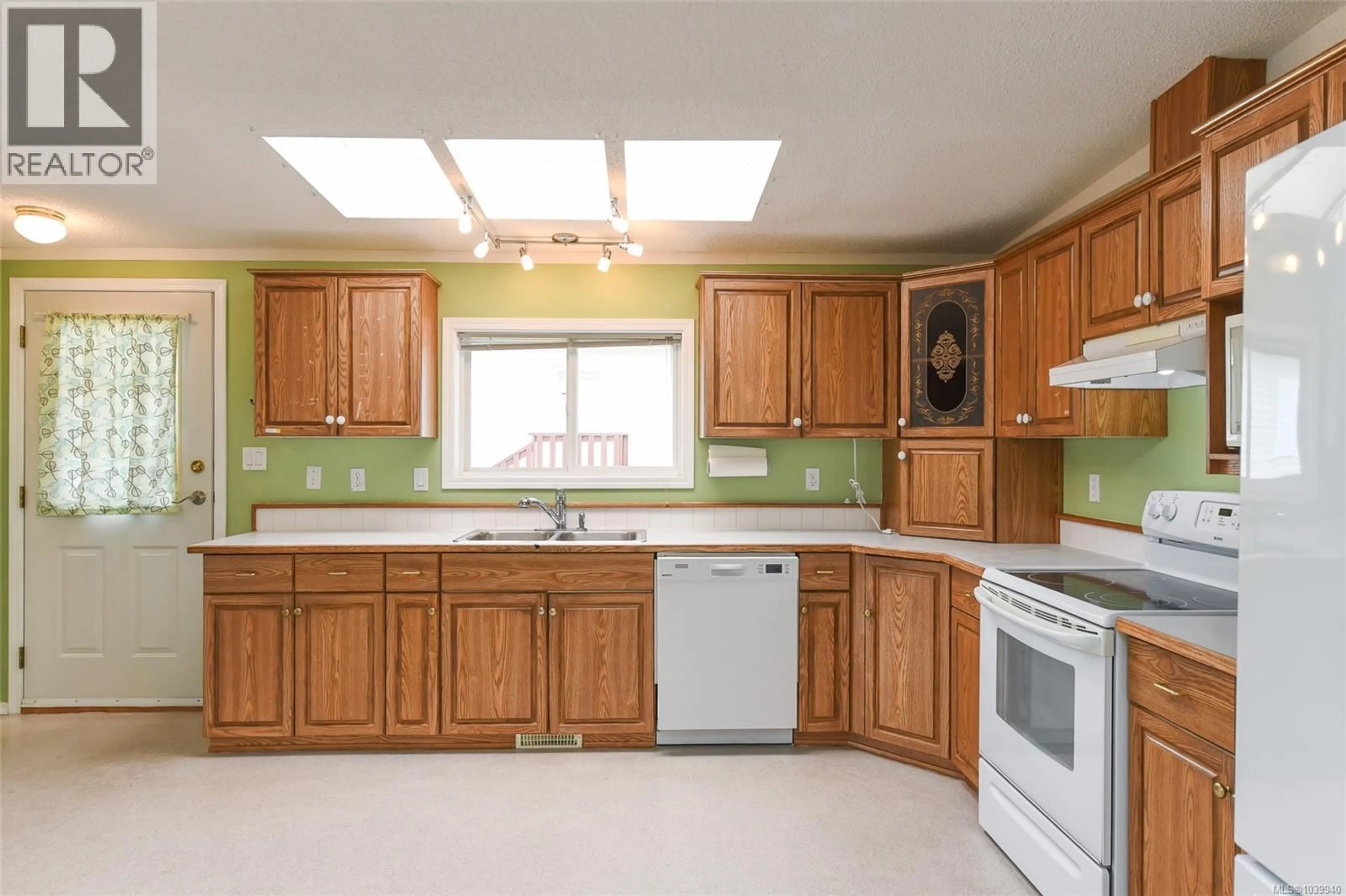 Standard kitchen, ceramic/tile floor for 79 - 4714 MUIR ROAD, Courtenay British Columbia V9N8Z6
