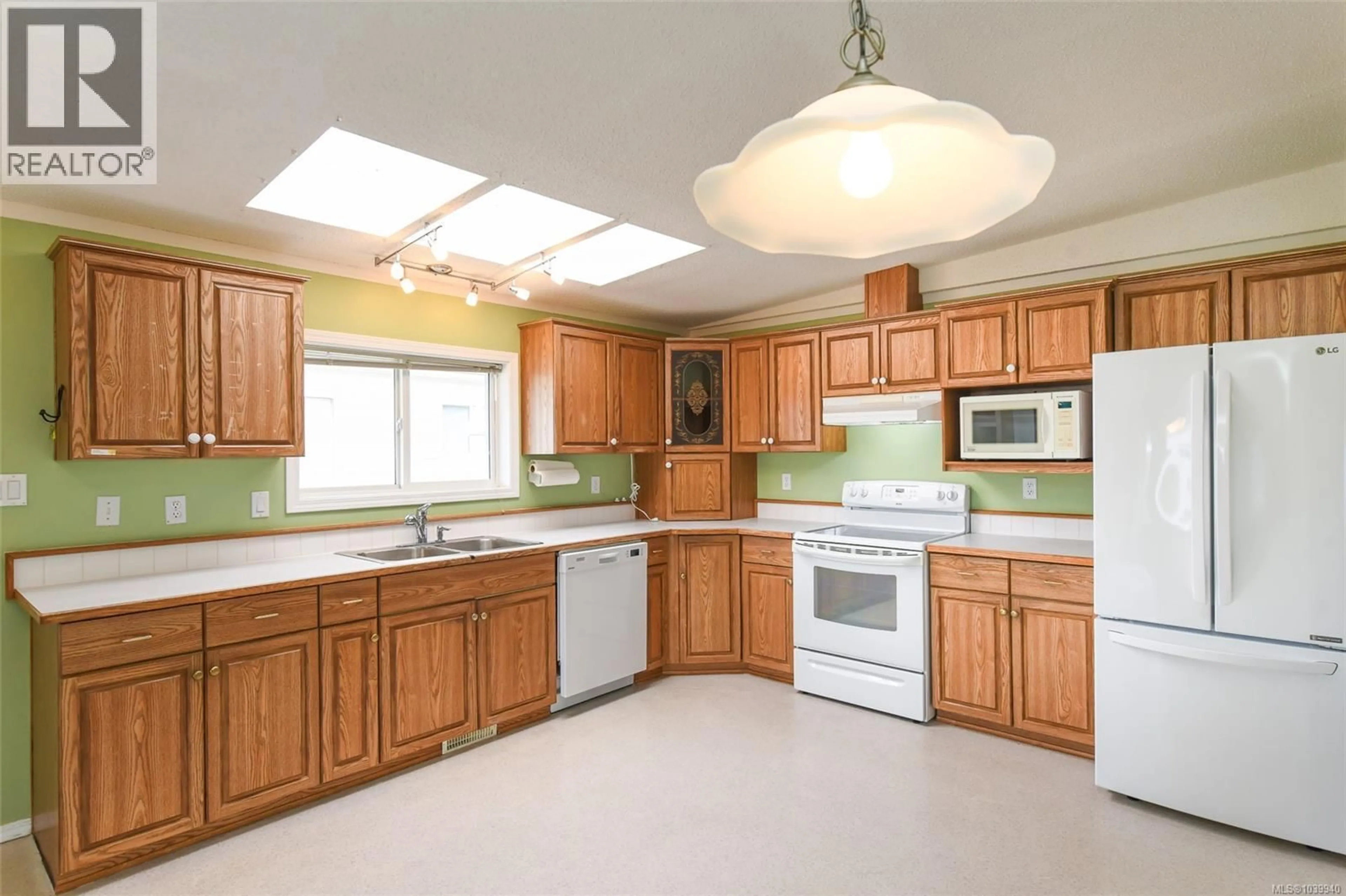 Standard kitchen, ceramic/tile floor for 79 - 4714 MUIR ROAD, Courtenay British Columbia V9N8Z6