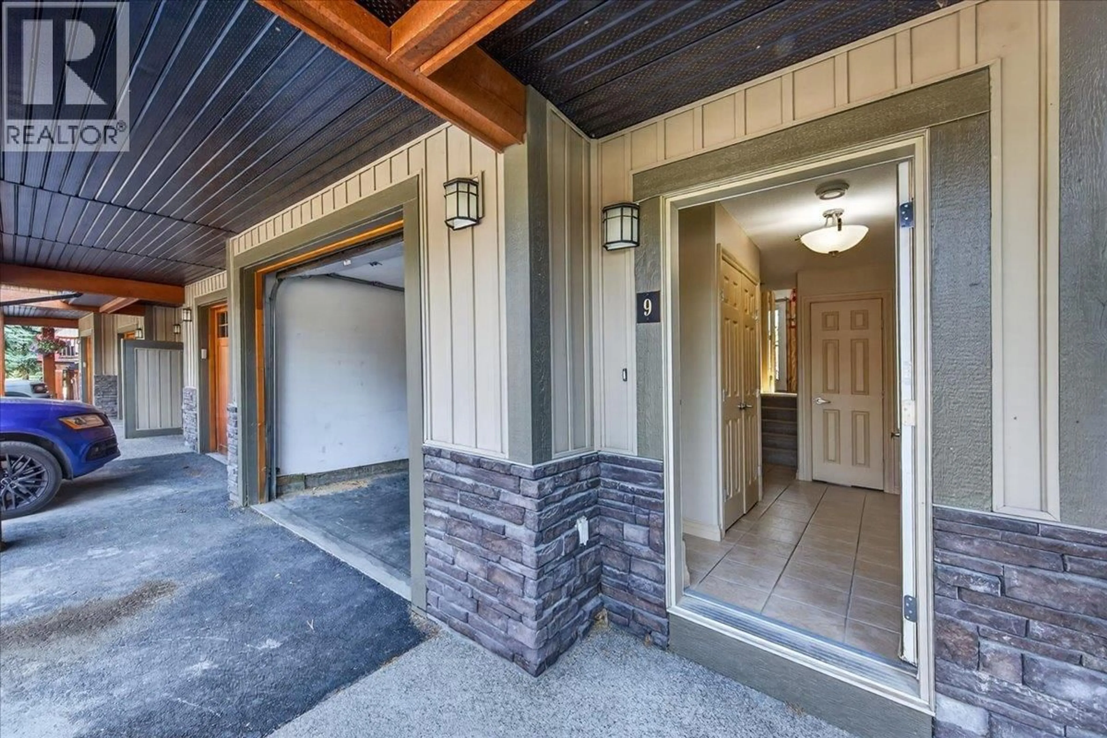 Indoor entryway for 9 - 4840 BORREGO RIDGE ROAD, Radium Hot Springs British Columbia V0A1M0