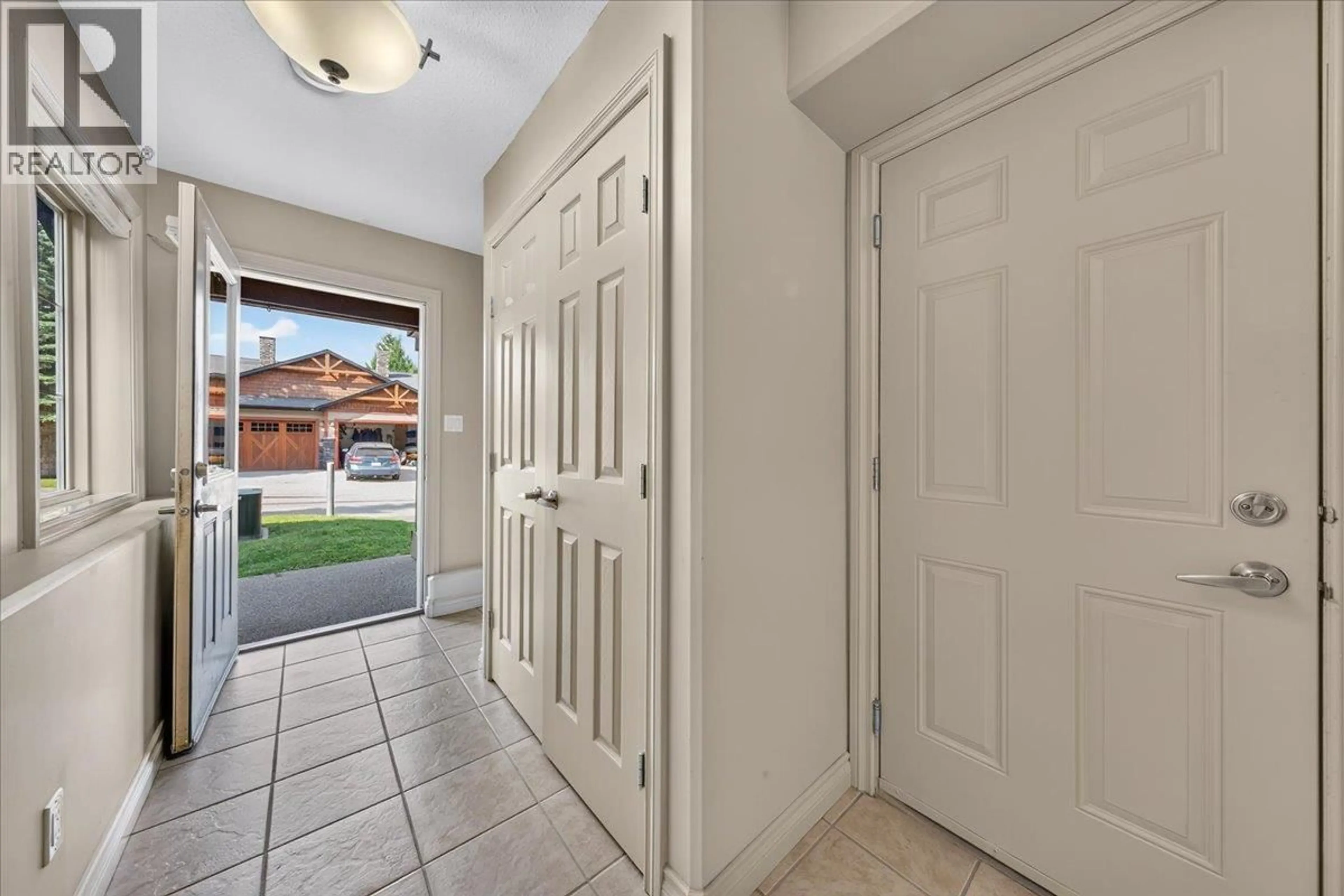 Indoor entryway for 9 - 4840 BORREGO RIDGE ROAD, Radium Hot Springs British Columbia V0A1M0