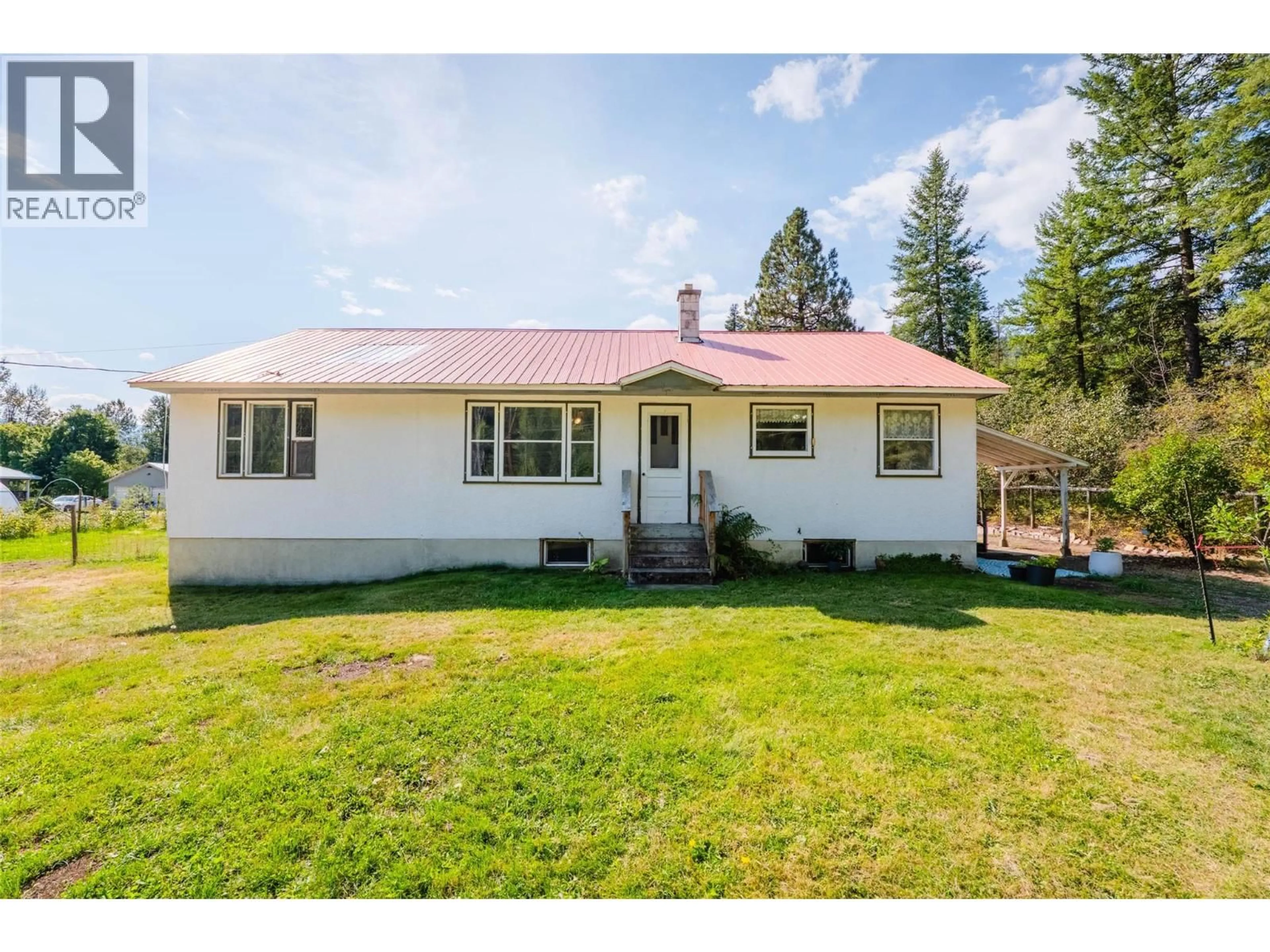 Home with vinyl exterior material, street for 6352 HIGHWAY 3 HIGHWAY, Salmo British Columbia V0G1Z0