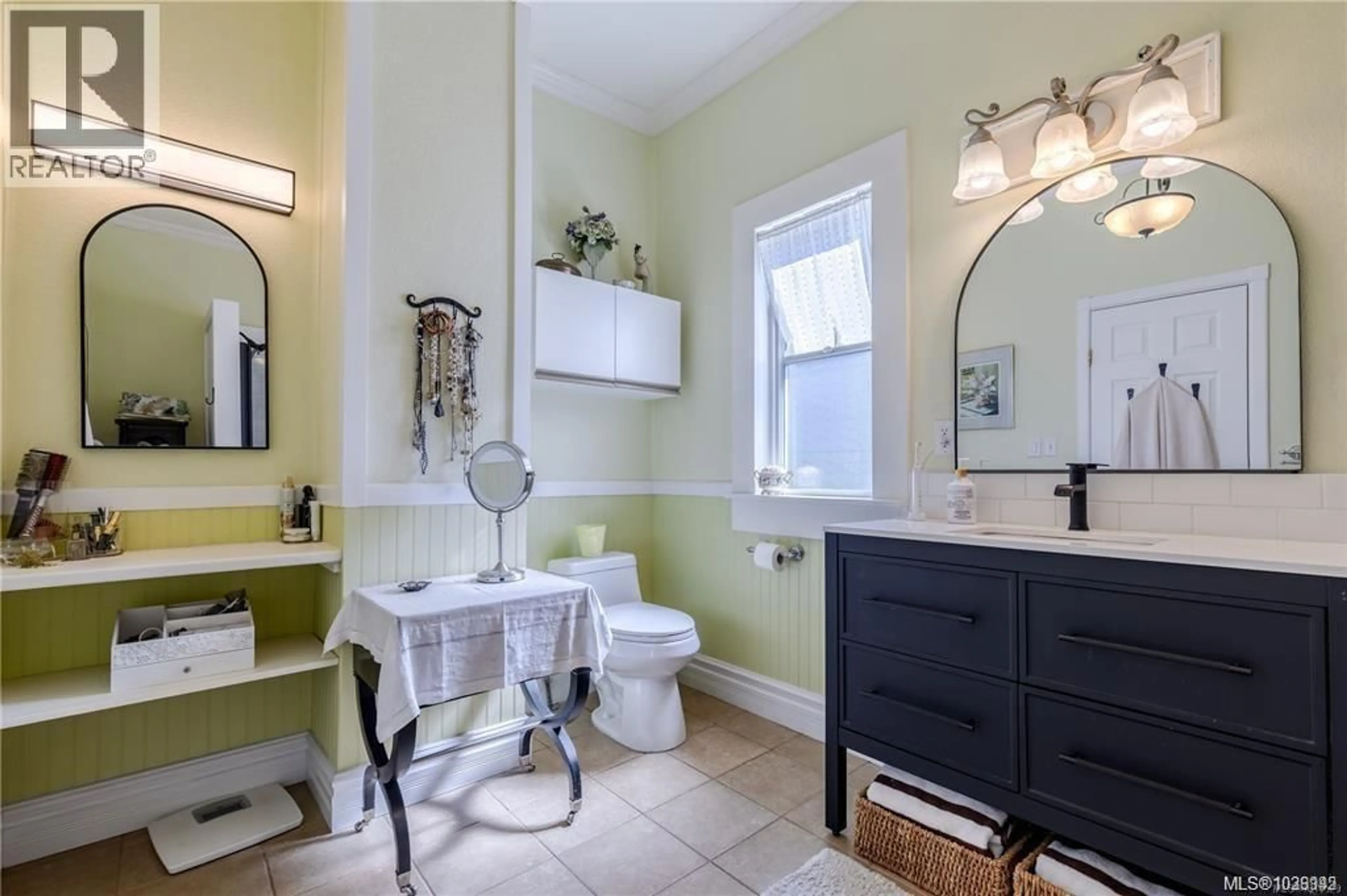 Standard bathroom, ceramic/tile floor for 377 MILTON STREET, Nanaimo British Columbia V9R2K8
