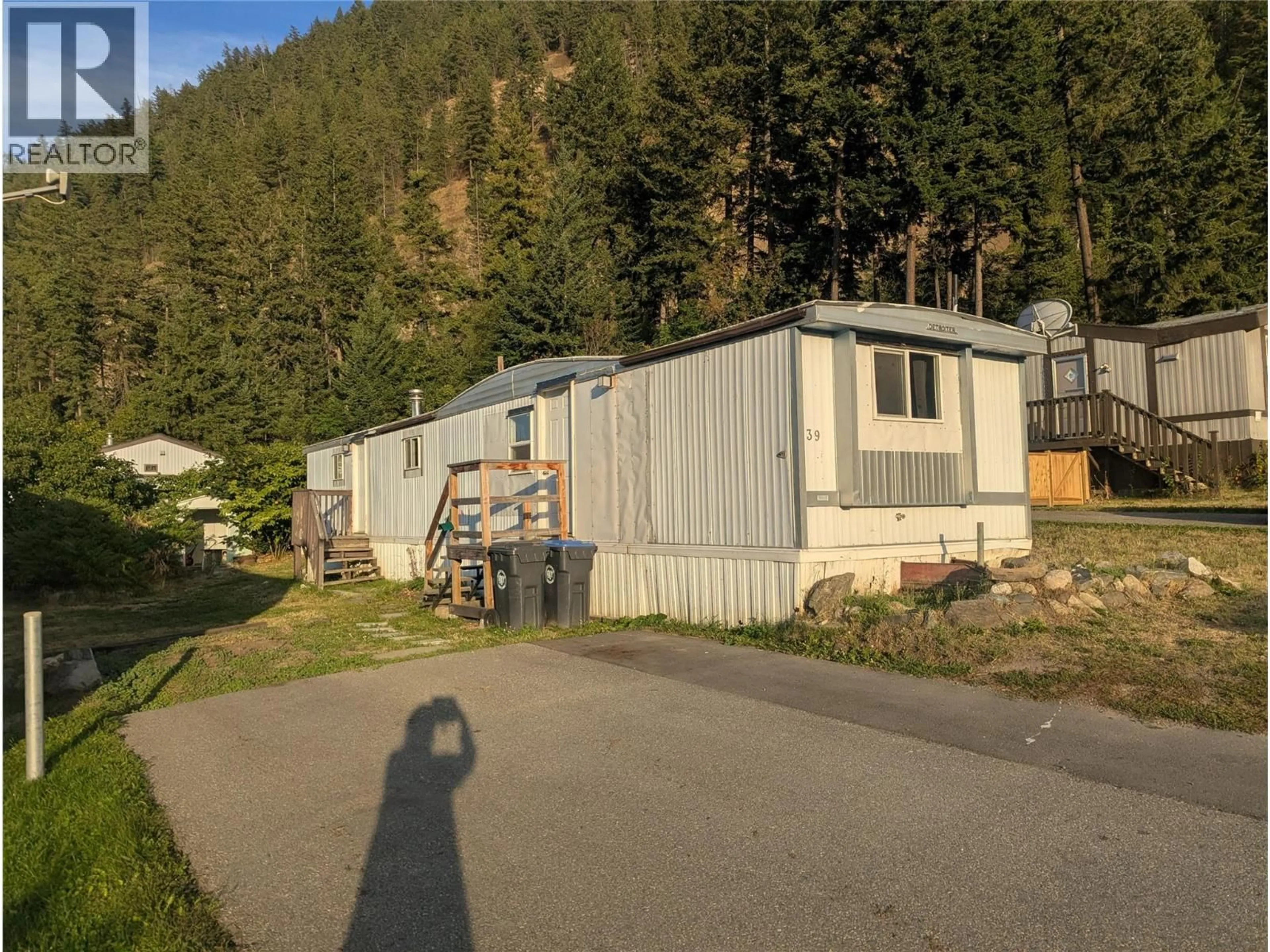 A pic from outside/outdoor area/front of a property/back of a property/a pic from drone, unknown for 39 - 1214 OKANAGAN AVENUE, Chase British Columbia V0E1M0