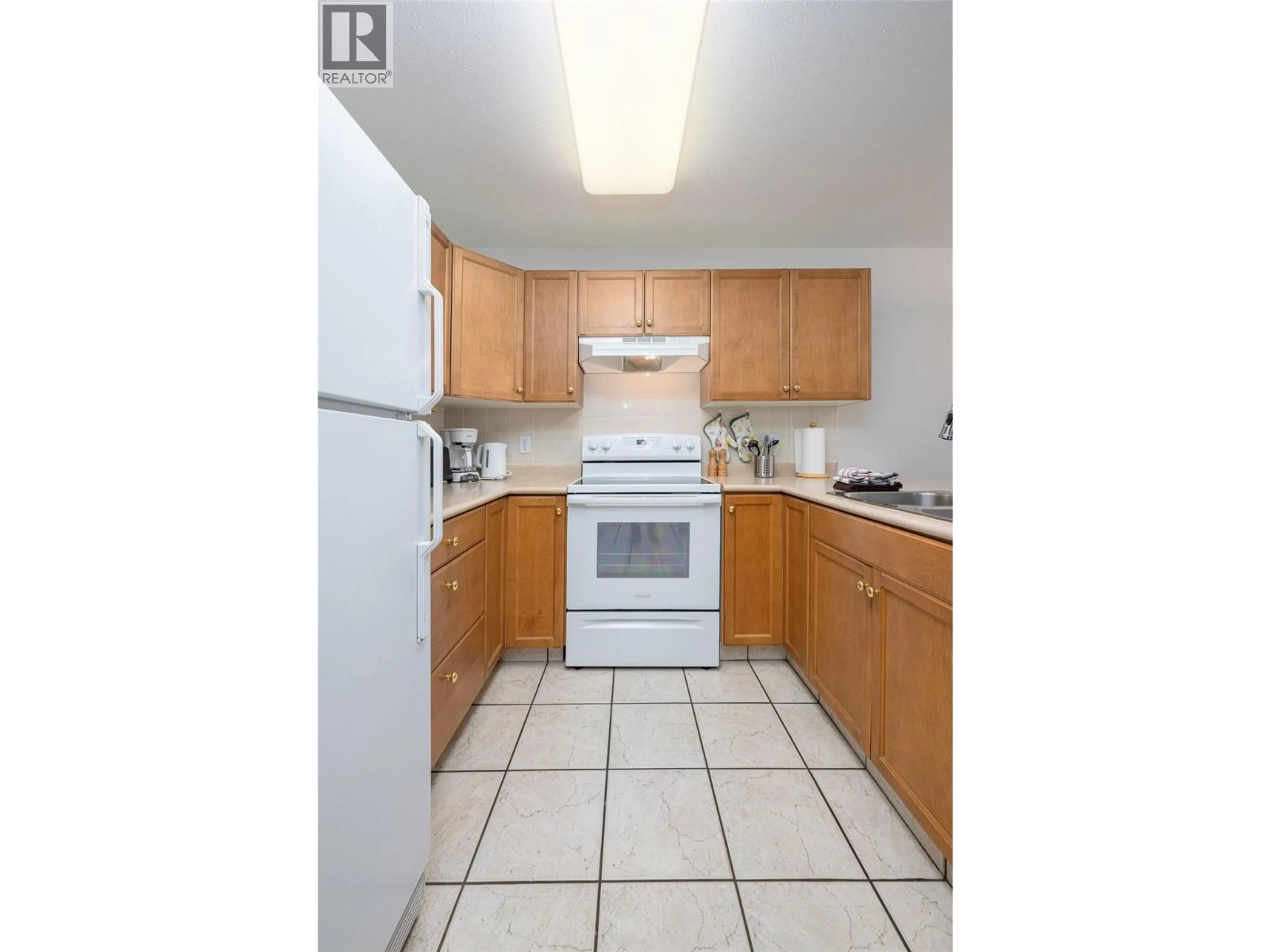 Standard kitchen, unknown for 308 - 215 KETTLE VIEW ROAD, Big White British Columbia V1P1P3