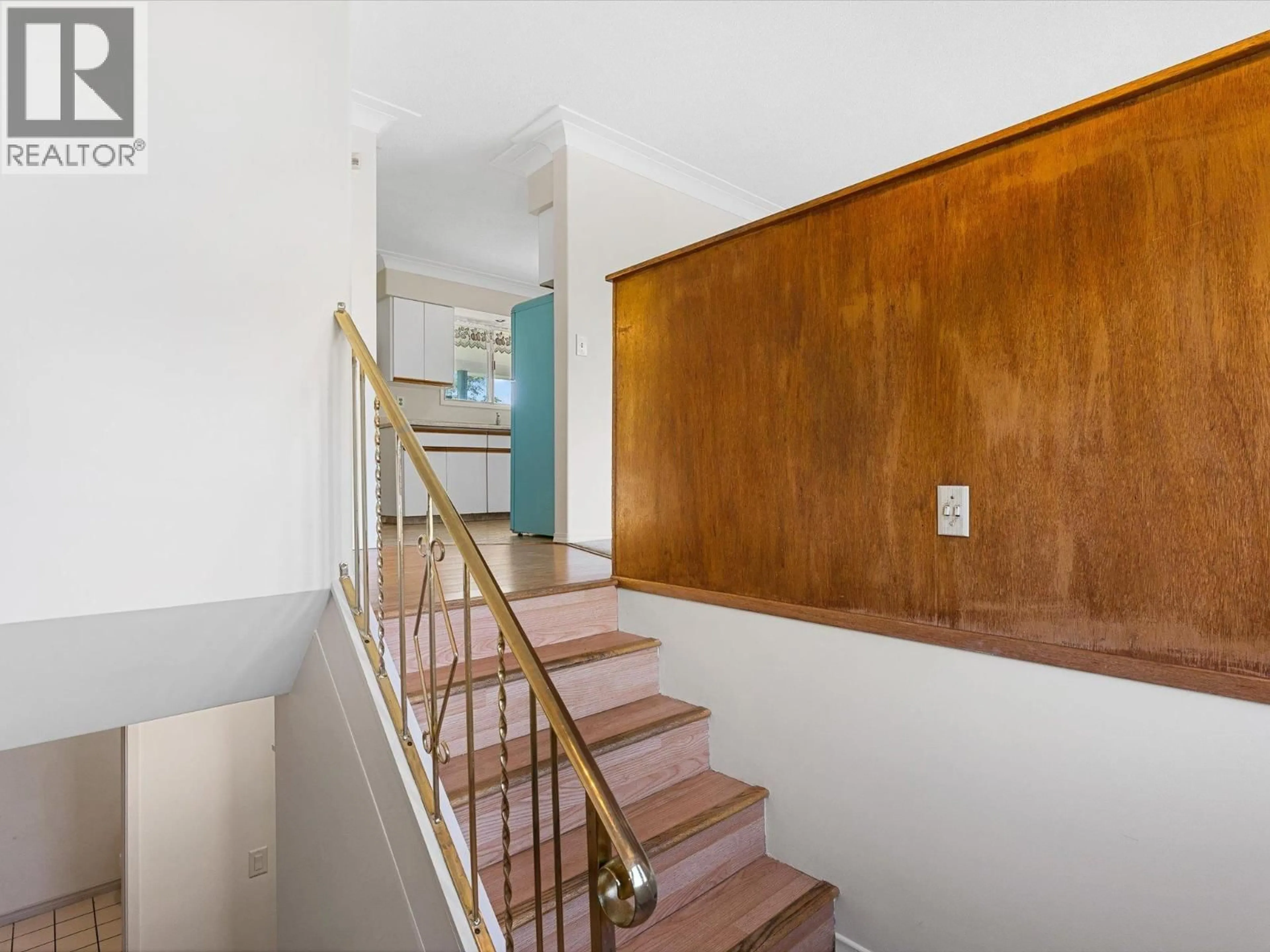 Indoor foyer for 465 HOLLYDELL ROAD, Kelowna British Columbia V1X1L1