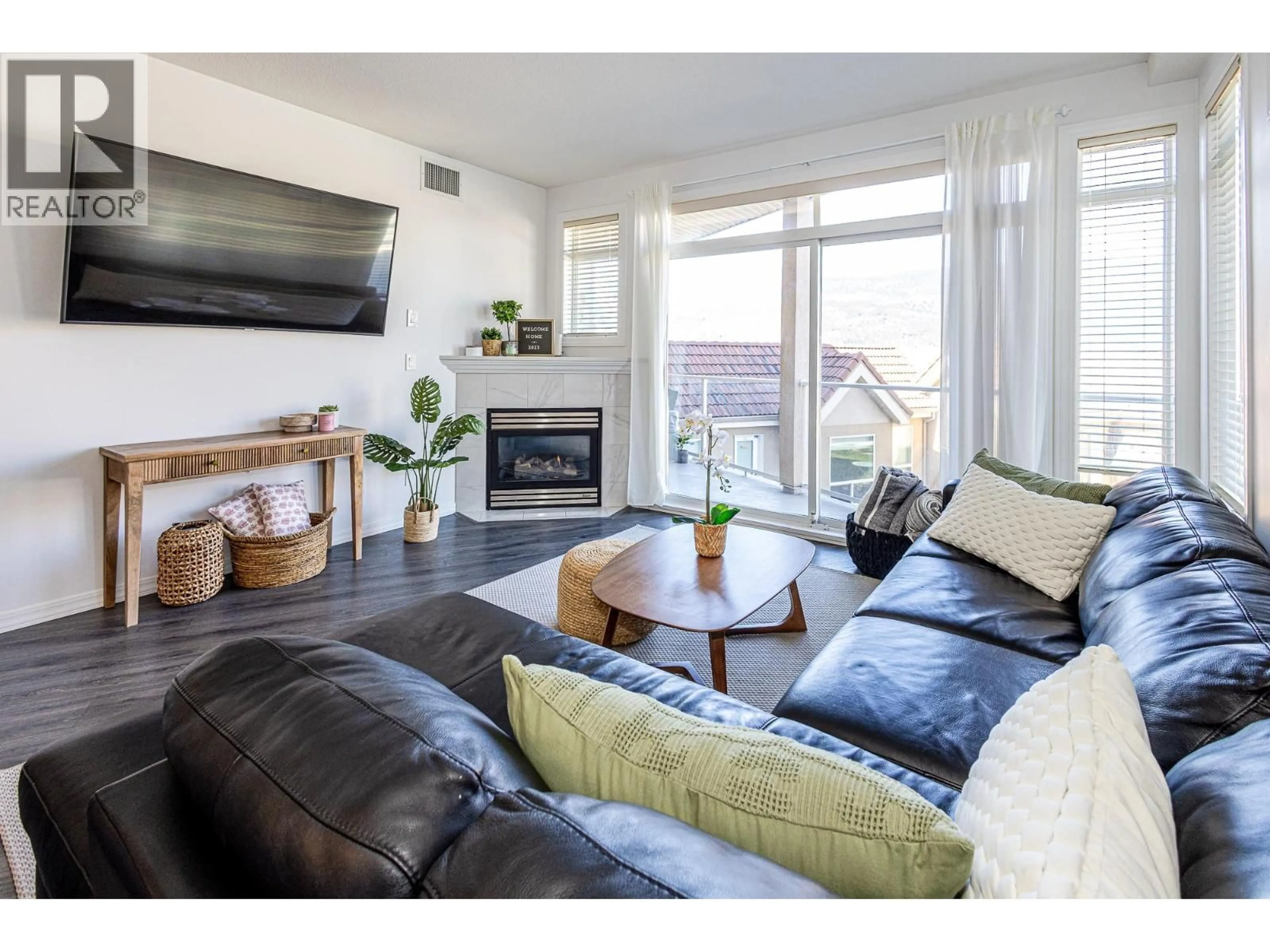 Living room with furniture, wood/laminate floor for 427 - 1088 SUNSET DRIVE, Kelowna British Columbia V1Y9W1