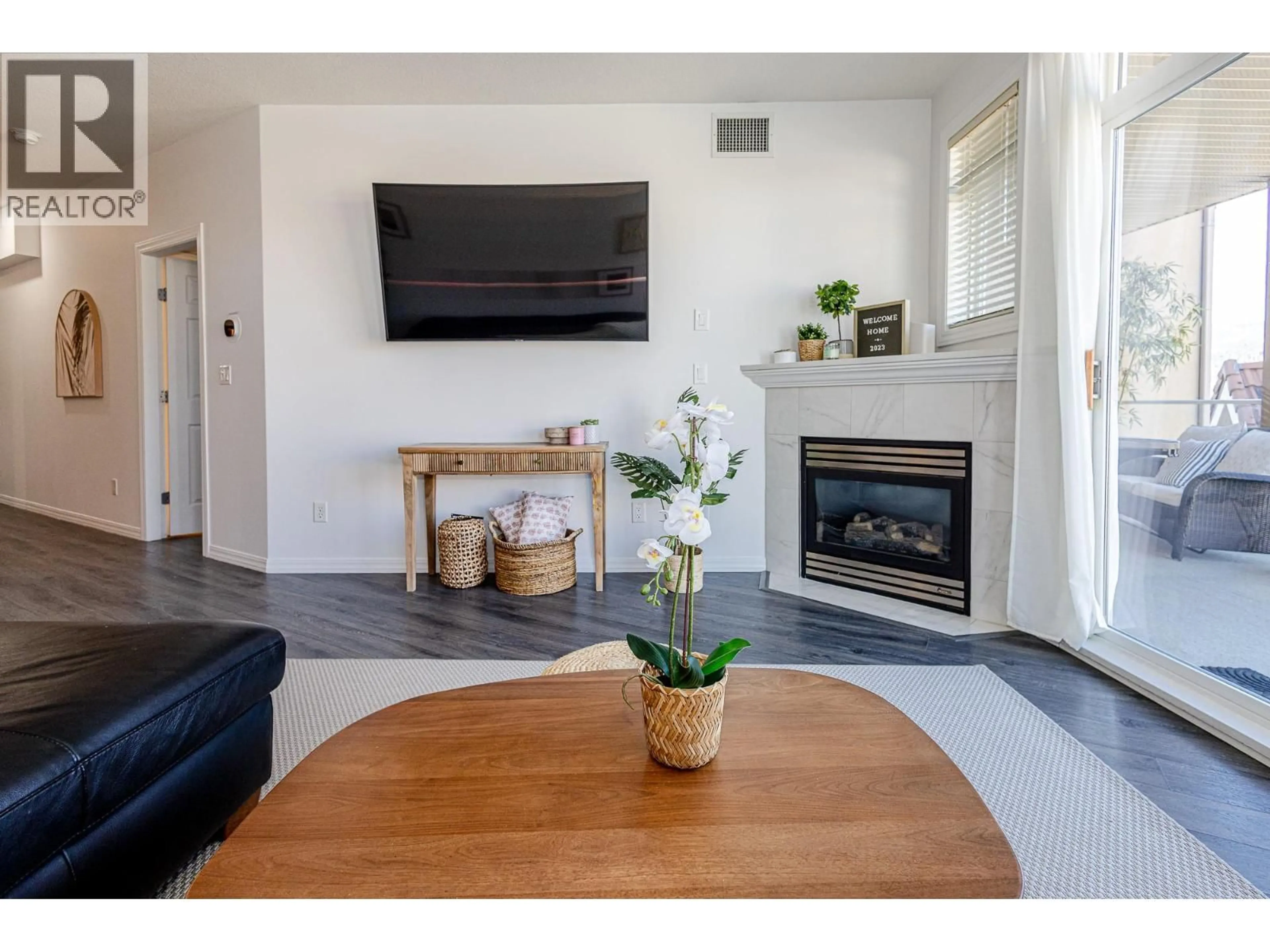 Living room with furniture, unknown for 427 - 1088 SUNSET DRIVE, Kelowna British Columbia V1Y9W1
