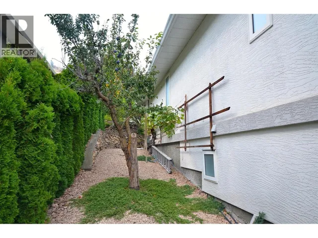 7927 STONERIDGE DRIVE, Coldstream 5