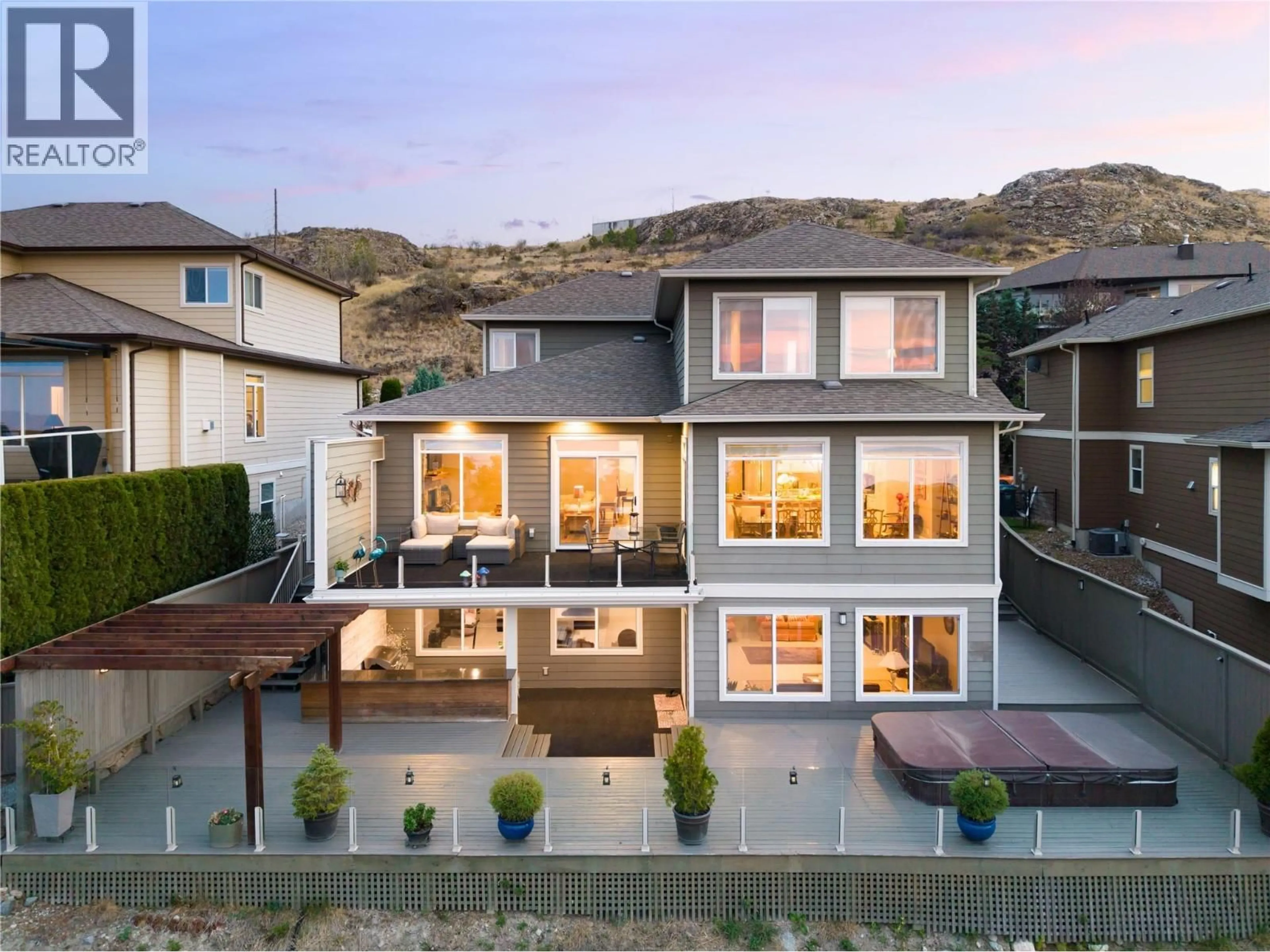 A pic from outside/outdoor area/front of a property/back of a property/a pic from drone, unknown for 856 HEWETSON AVENUE, Kelowna British Columbia V1W5C9