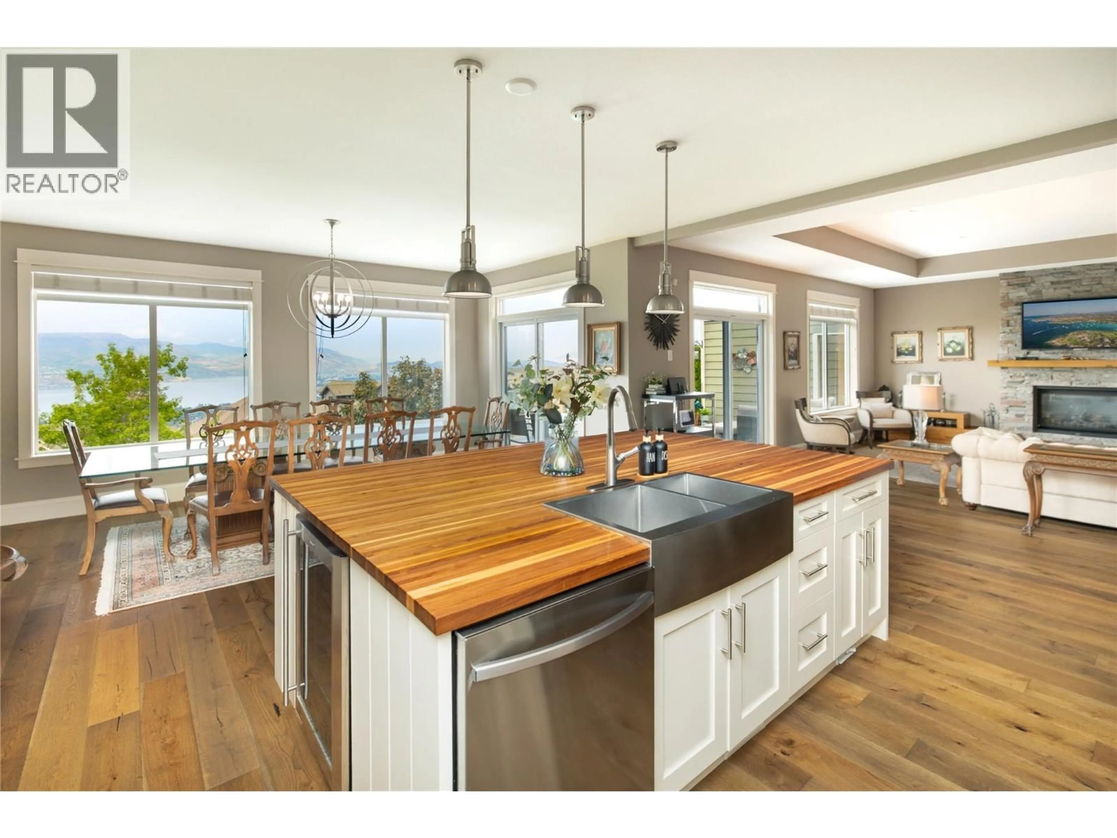 Open concept kitchen, wood/laminate floor for 856 HEWETSON AVENUE, Kelowna British Columbia V1W5C9