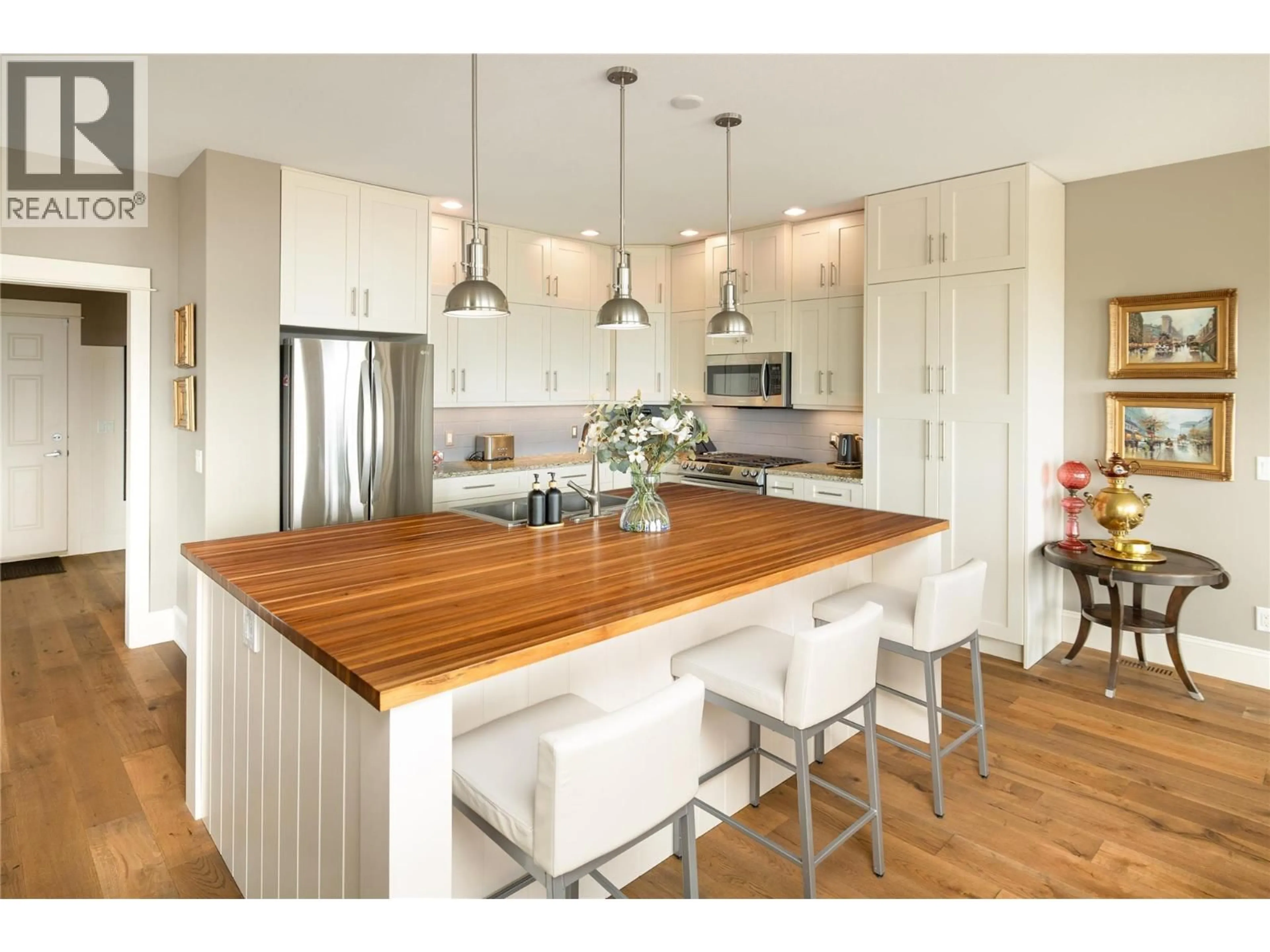 Open concept kitchen, wood/laminate floor for 856 HEWETSON AVENUE, Kelowna British Columbia V1W5C9