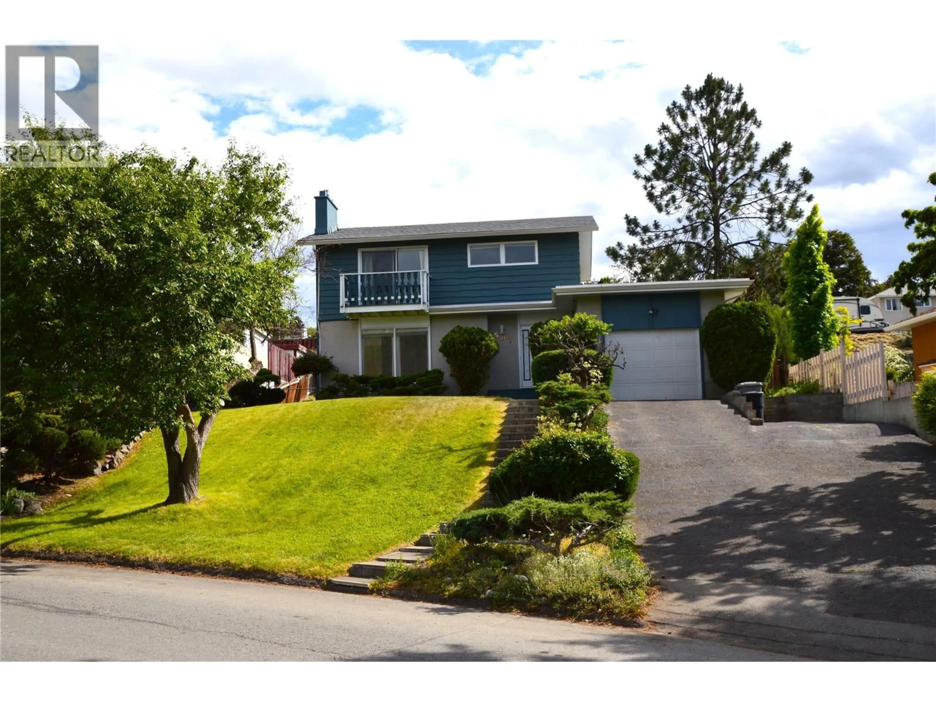 Home with vinyl exterior material, street for 507 STRATHCONA TERRACE, Kamloops British Columbia V2C1C2