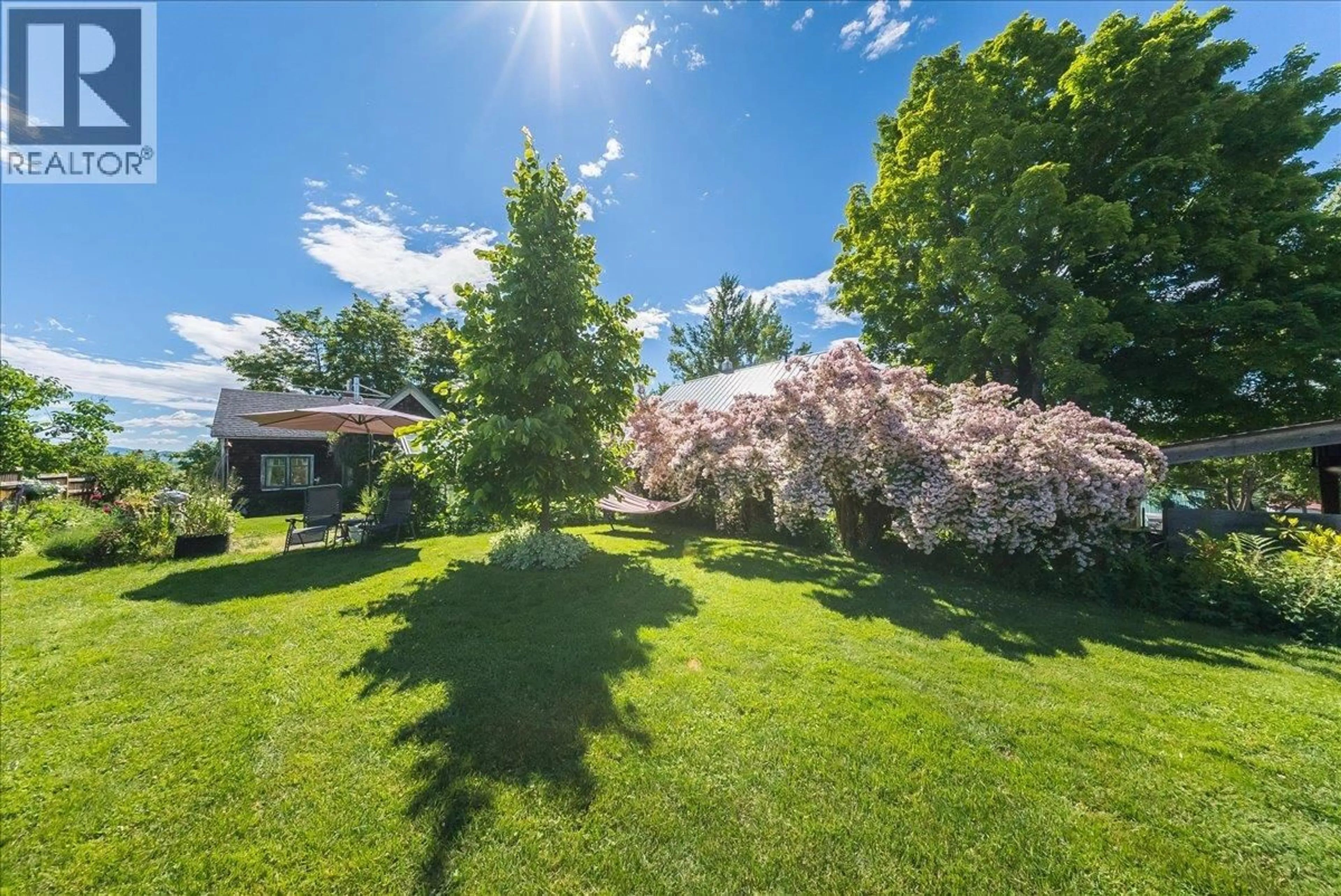 A pic from outside/outdoor area/front of a property/back of a property/a pic from drone, unknown for 2433 FIRST AVENUE, Rossland British Columbia V0G1Y0