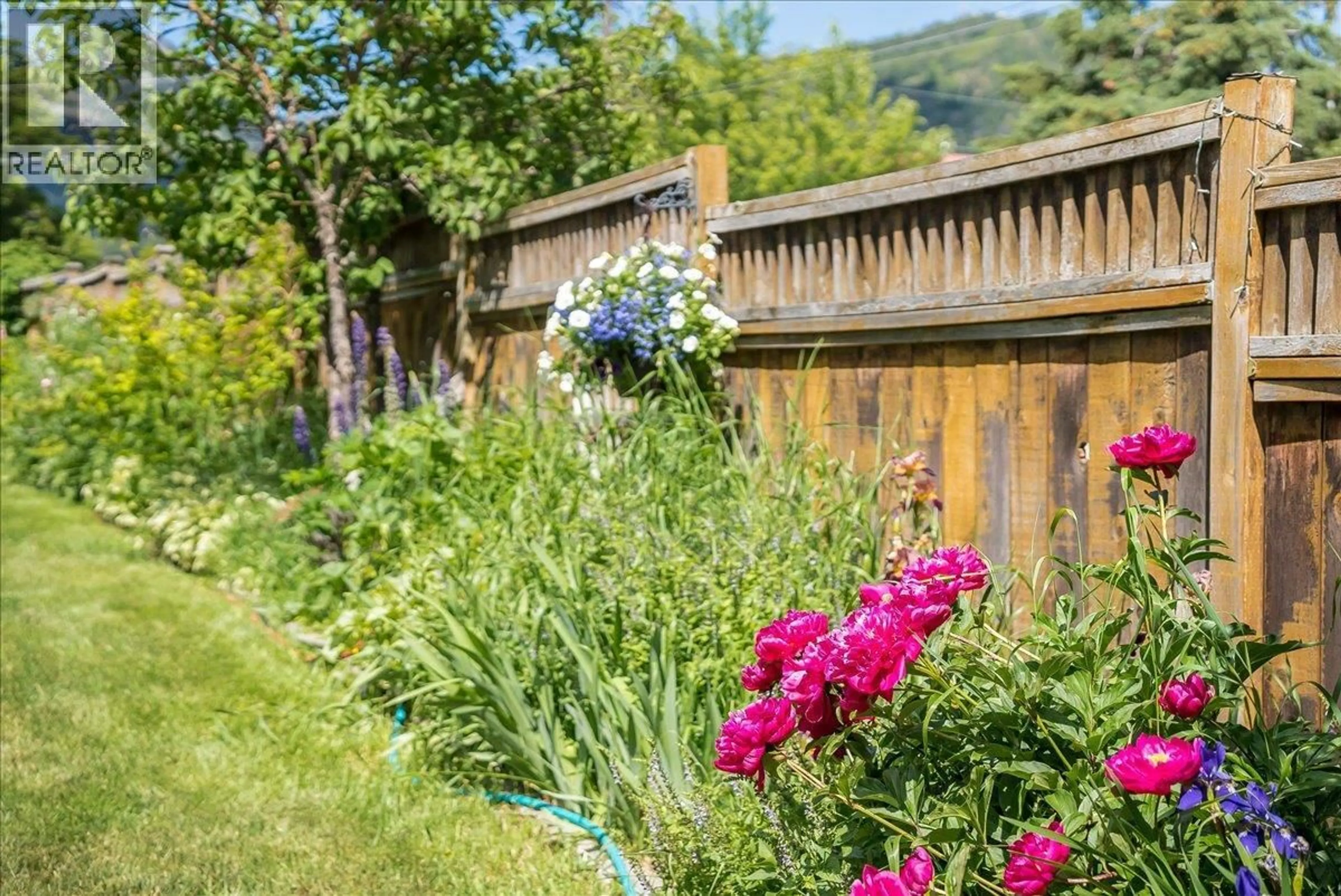 Patio, unknown for 2433 FIRST AVENUE, Rossland British Columbia V0G1Y0
