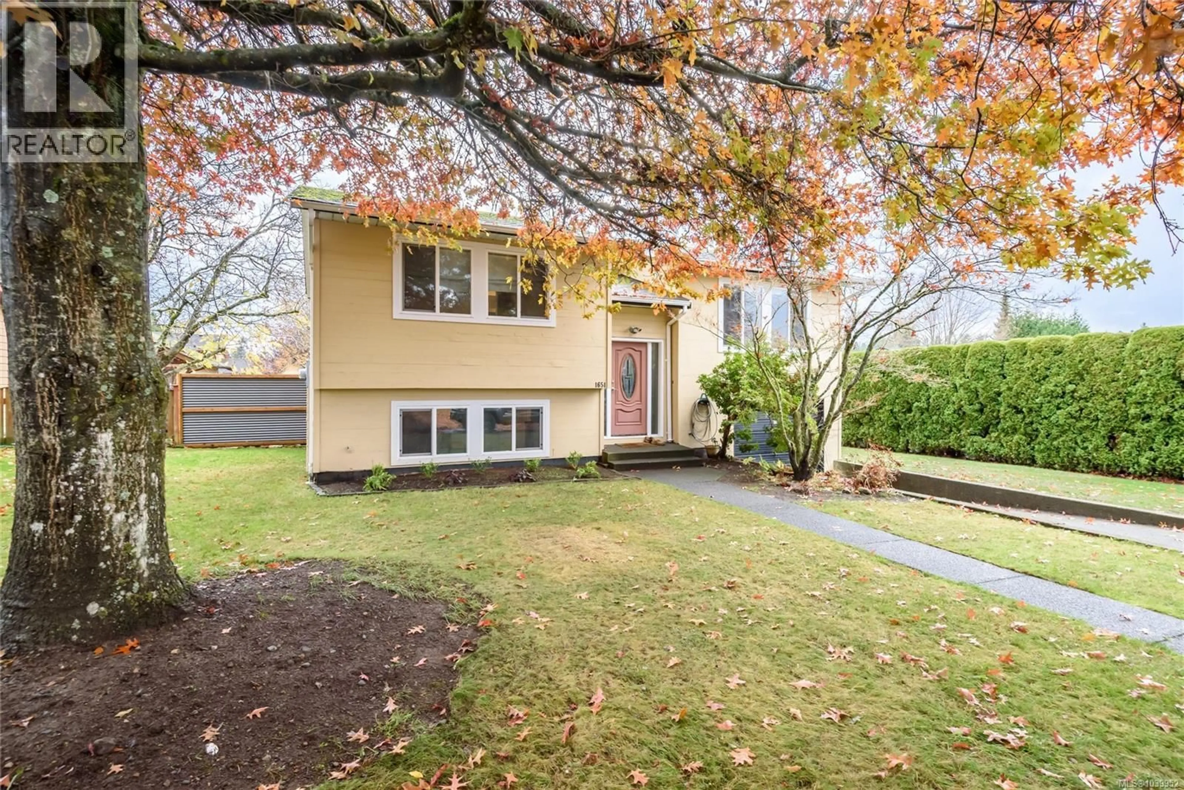 Home with vinyl exterior material, street for 1651 ASCOT AVENUE, Comox British Columbia V9M1A8
