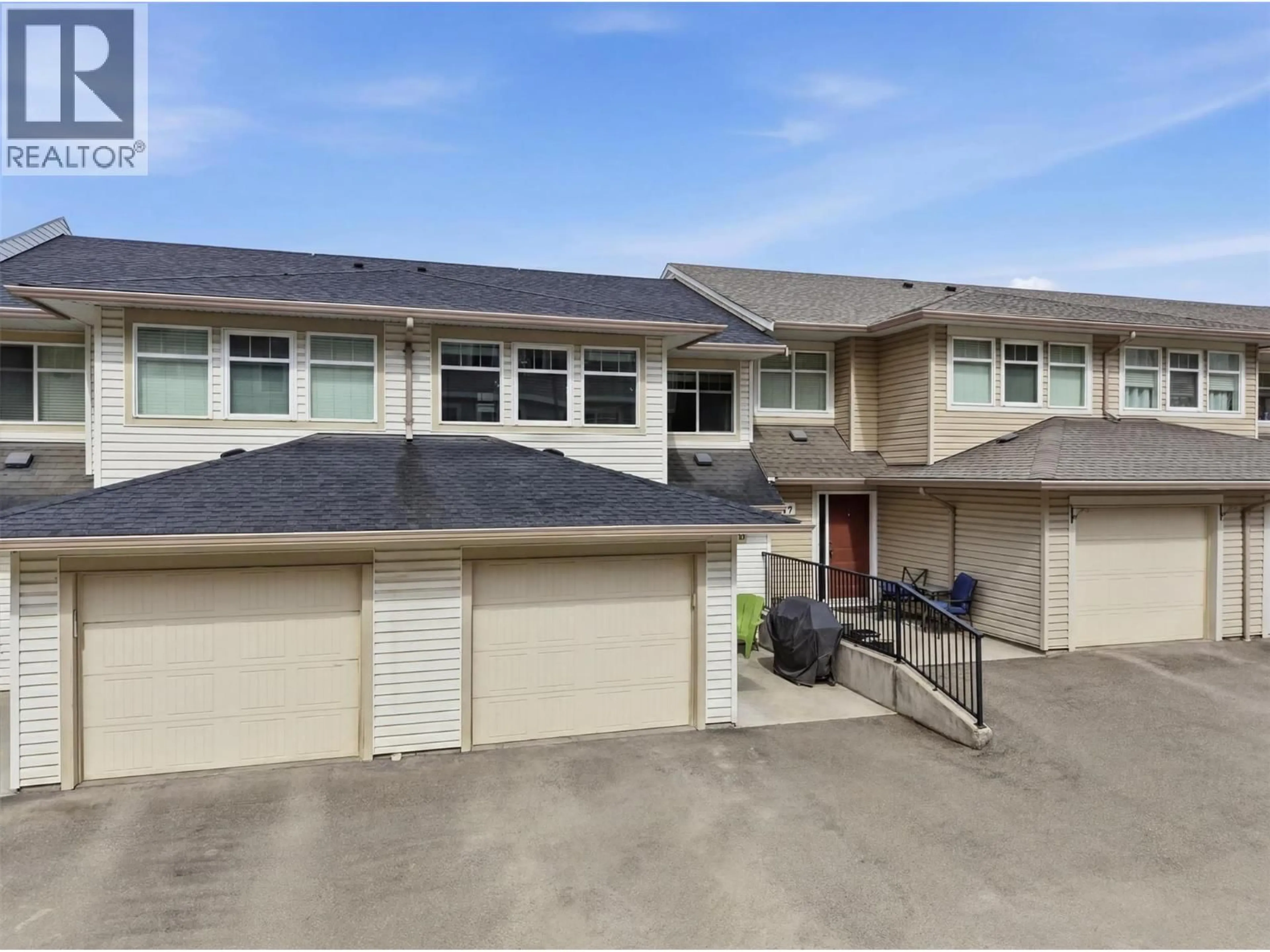 A pic from outside/outdoor area/front of a property/back of a property/a pic from drone, street for 20 - 1990 PACIFIC WAY, Kamloops British Columbia V1S1W3