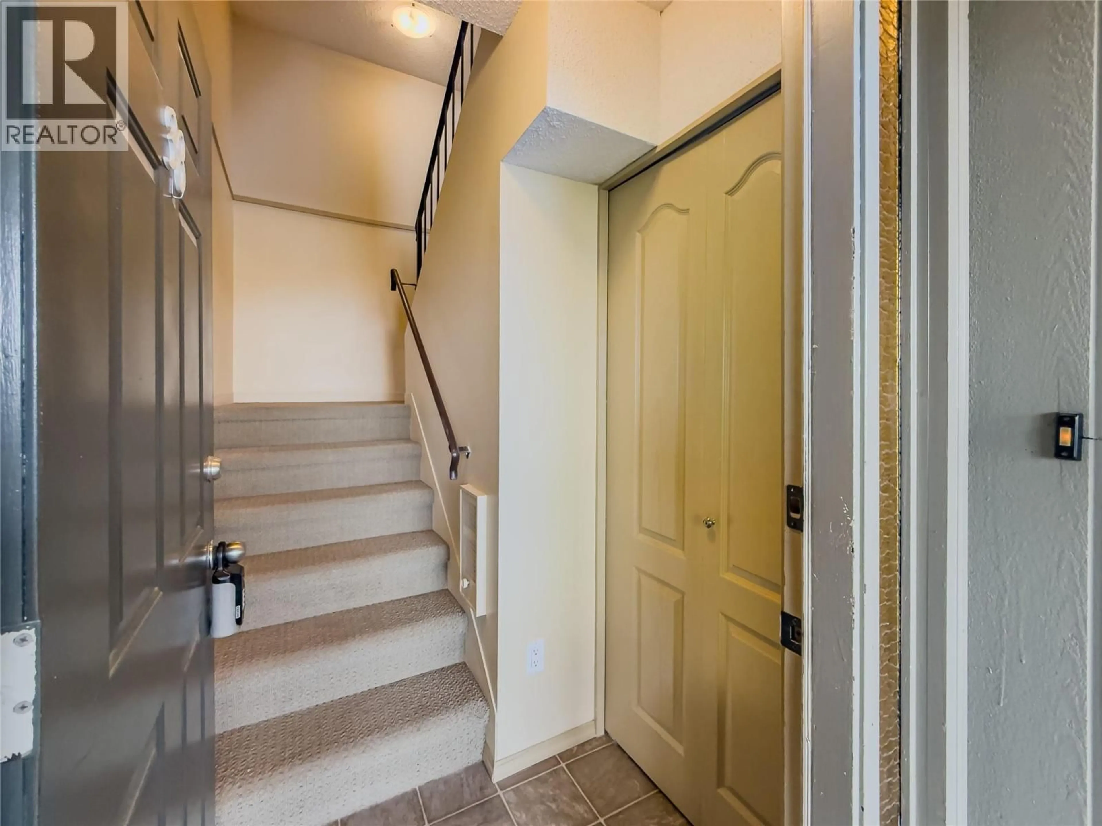 Indoor foyer for 38 - 1221 HUGH ALLAN DRIVE, Kamloops British Columbia V1S1M7