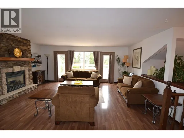 3944 TREPANIER HEIGHTS AVENUE, Peachland 2