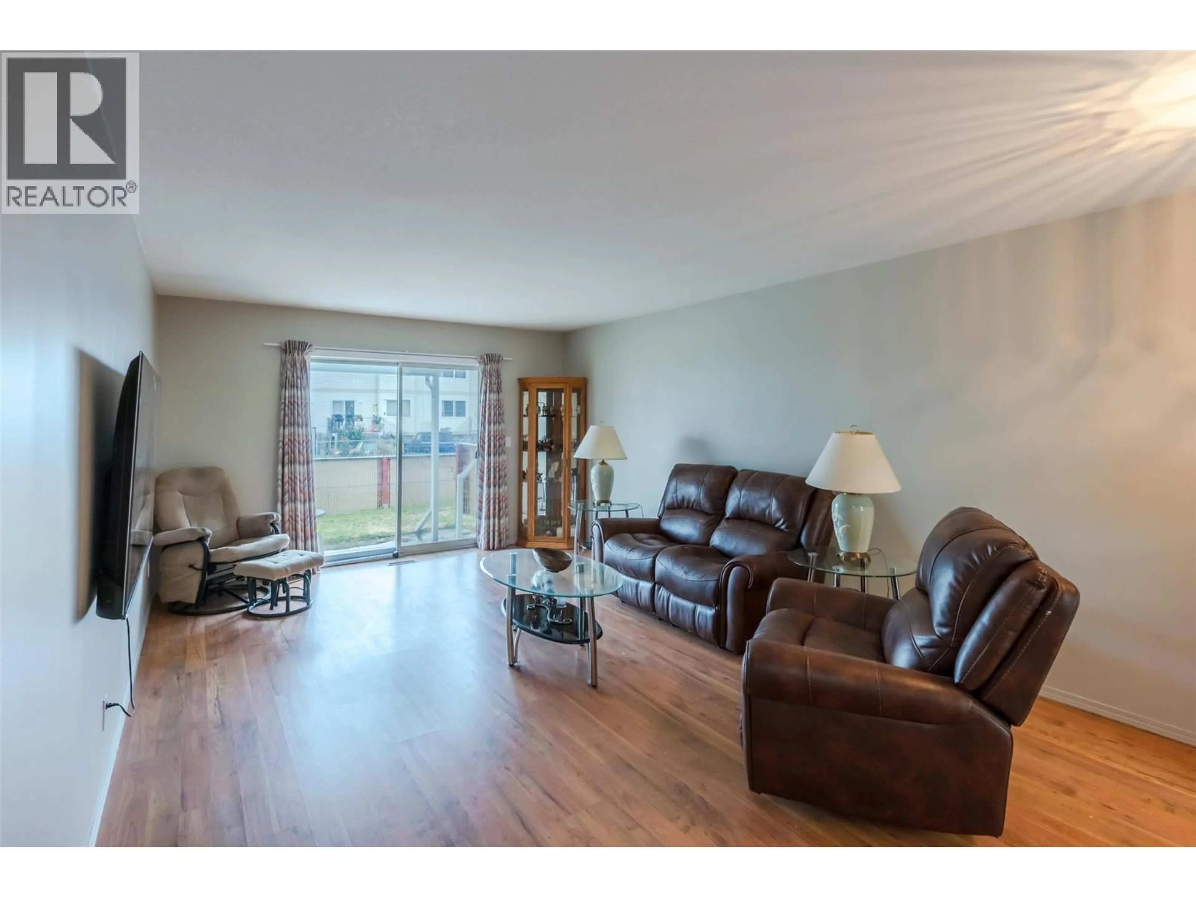 Living room with furniture, wood/laminate floor for 5 - 980 CEDAR STREET, Okanagan Falls British Columbia V0H1R4