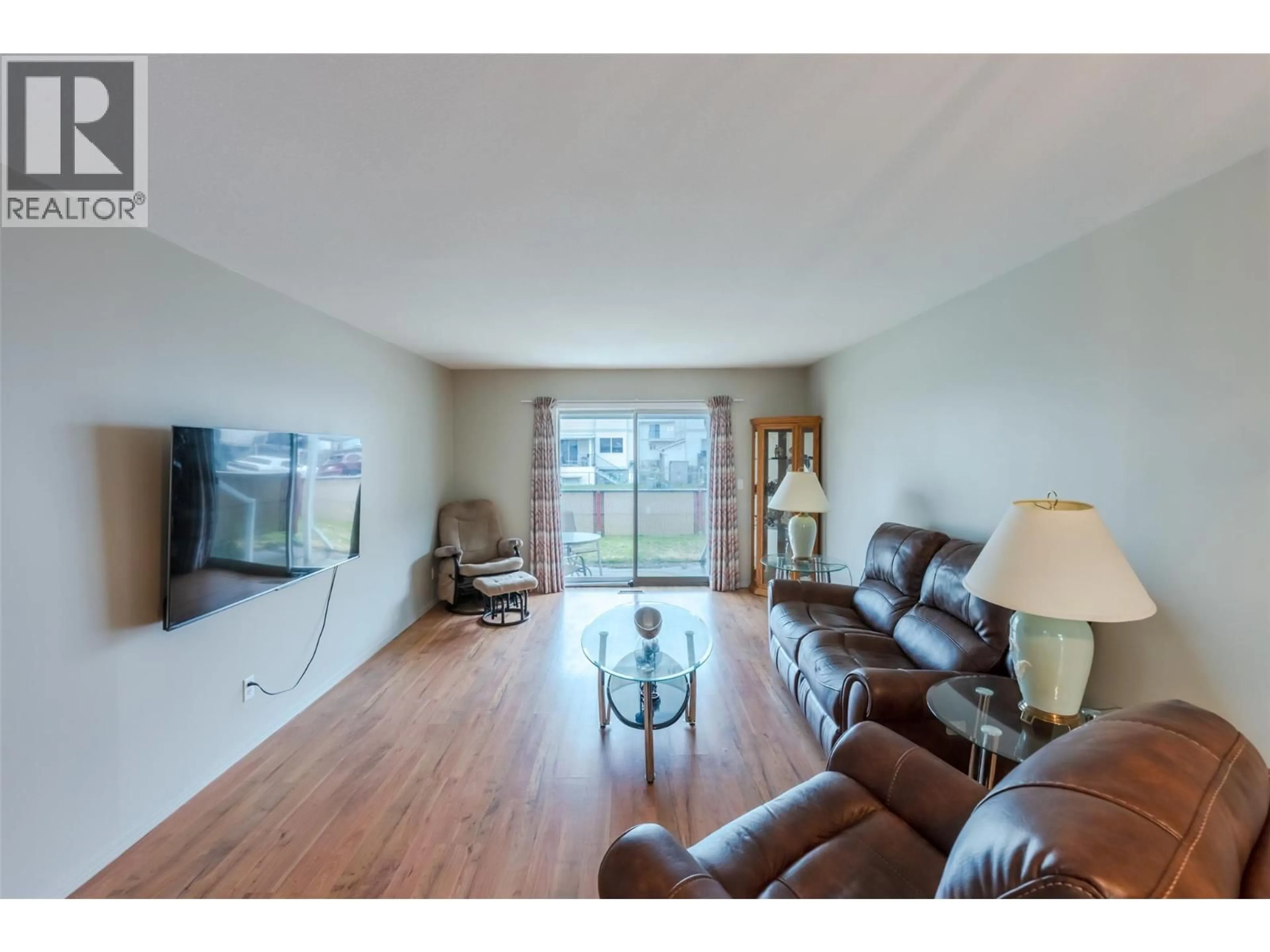 Living room with furniture, wood/laminate floor for 5 - 980 CEDAR STREET, Okanagan Falls British Columbia V0H1R4