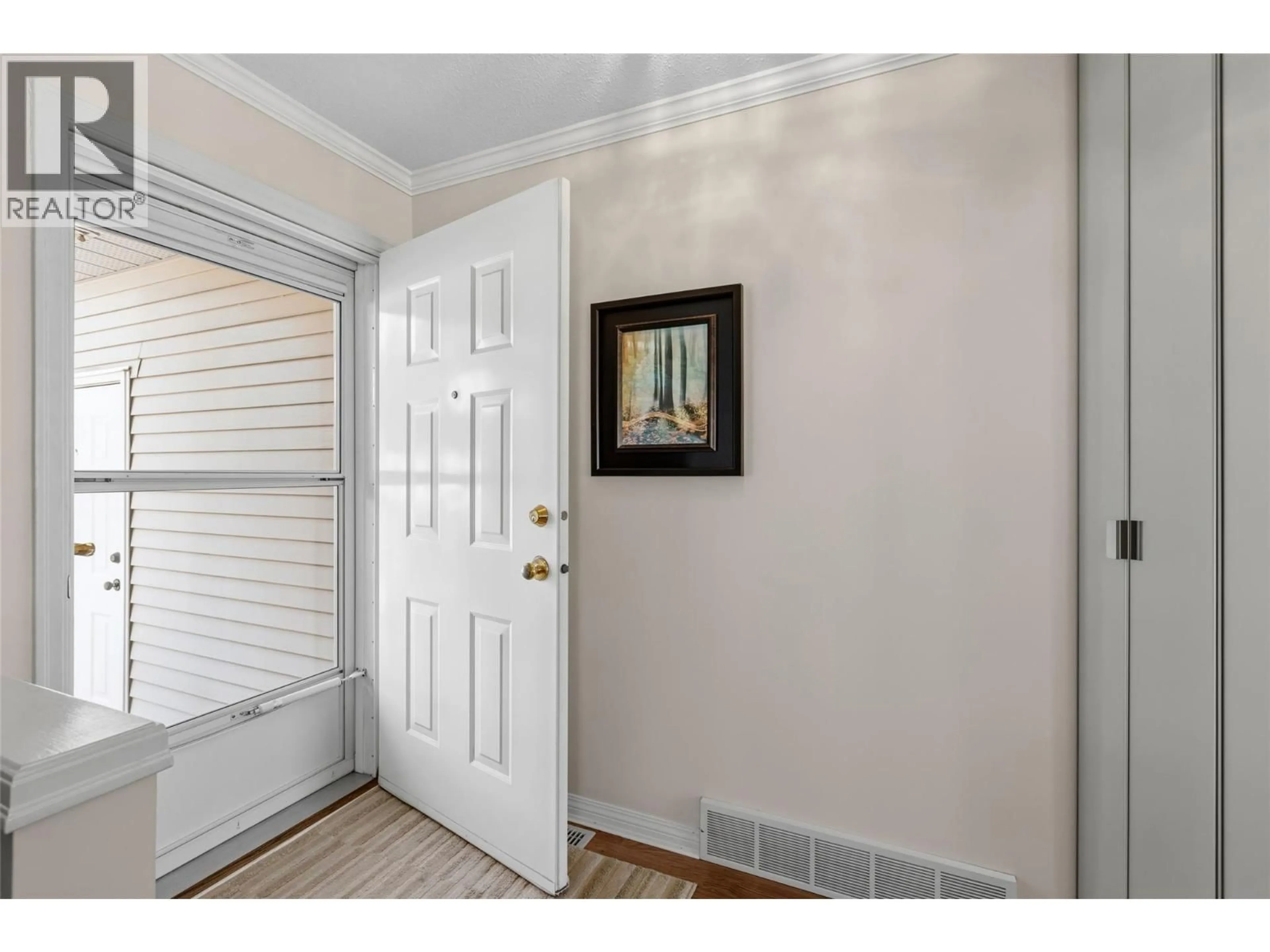 Indoor entryway for 548 - 1255 RAYMER AVENUE, Kelowna British Columbia V1W3C3