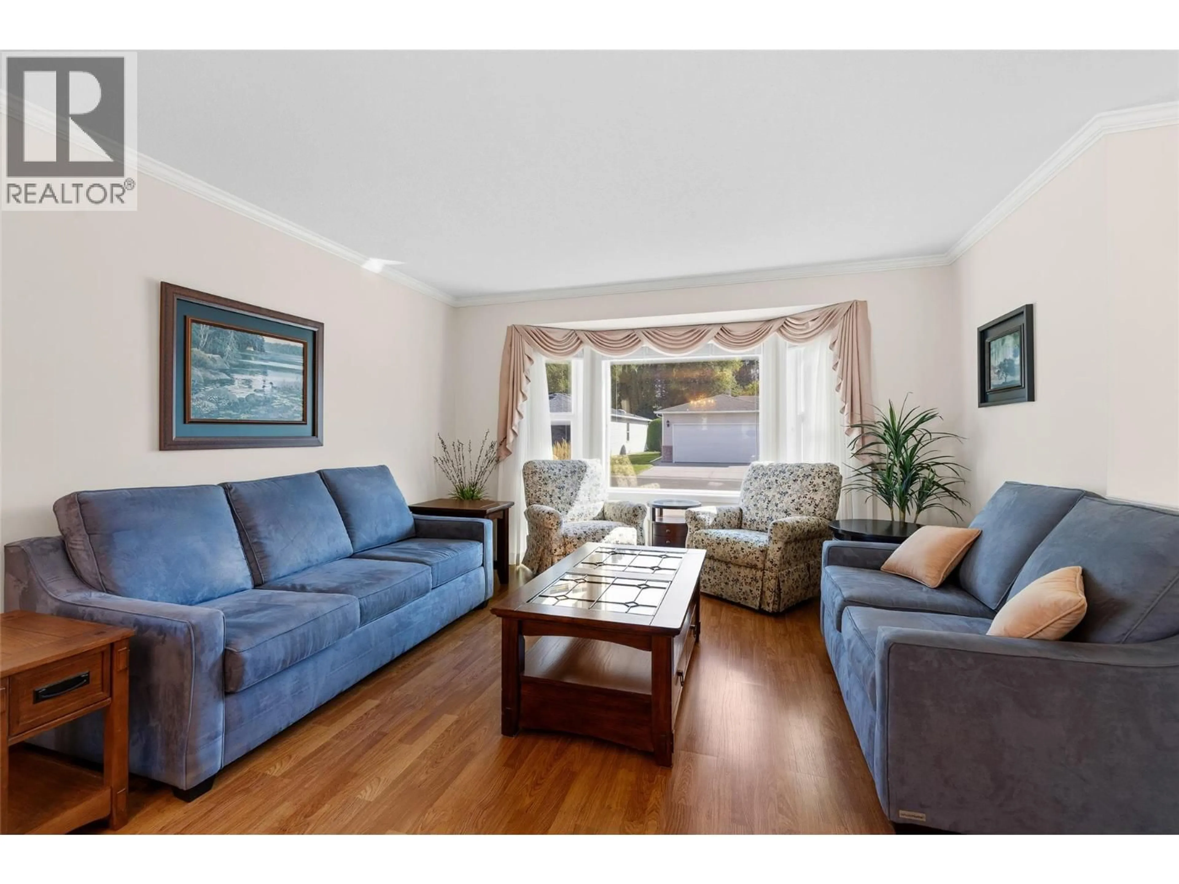 Living room with furniture, wood/laminate floor for 548 - 1255 RAYMER AVENUE, Kelowna British Columbia V1W3C3