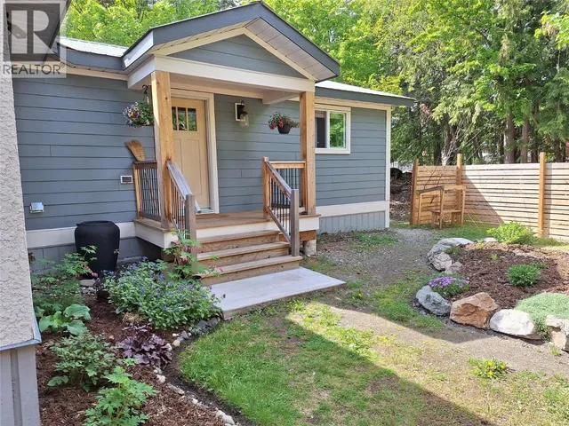 624 SLOCAN AVENUE, New Denver 2