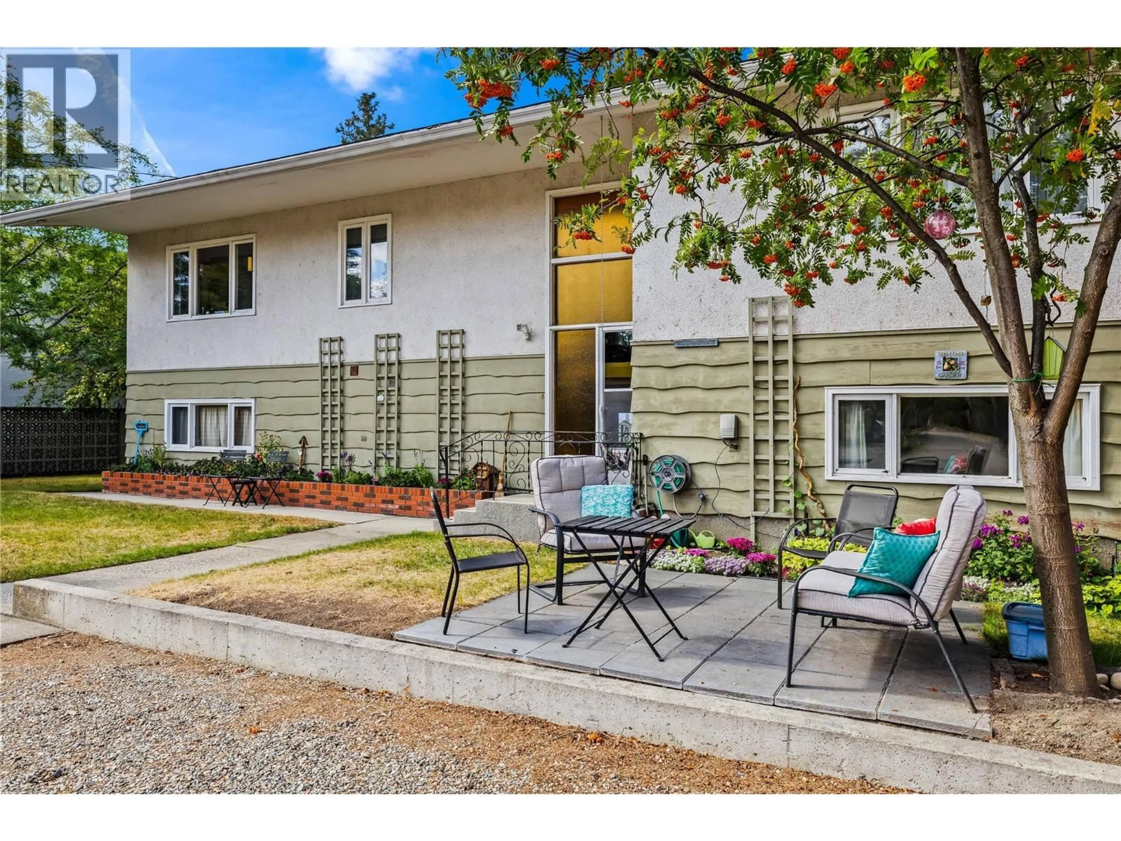 Patio, street for 4088 LAKESHORE ROAD, Kelowna British Columbia V1W1V6