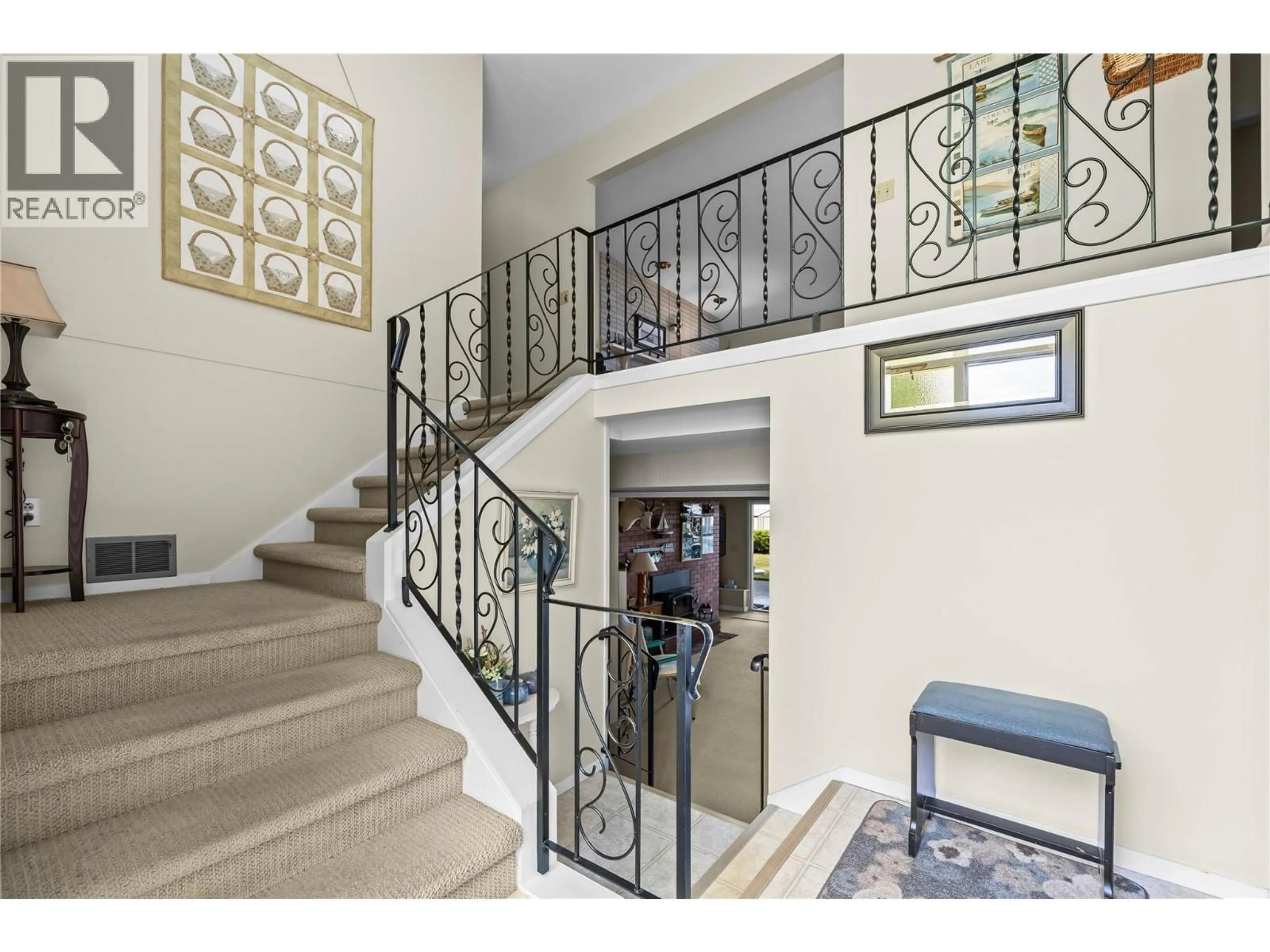 Indoor foyer for 4088 LAKESHORE ROAD, Kelowna British Columbia V1W1V6