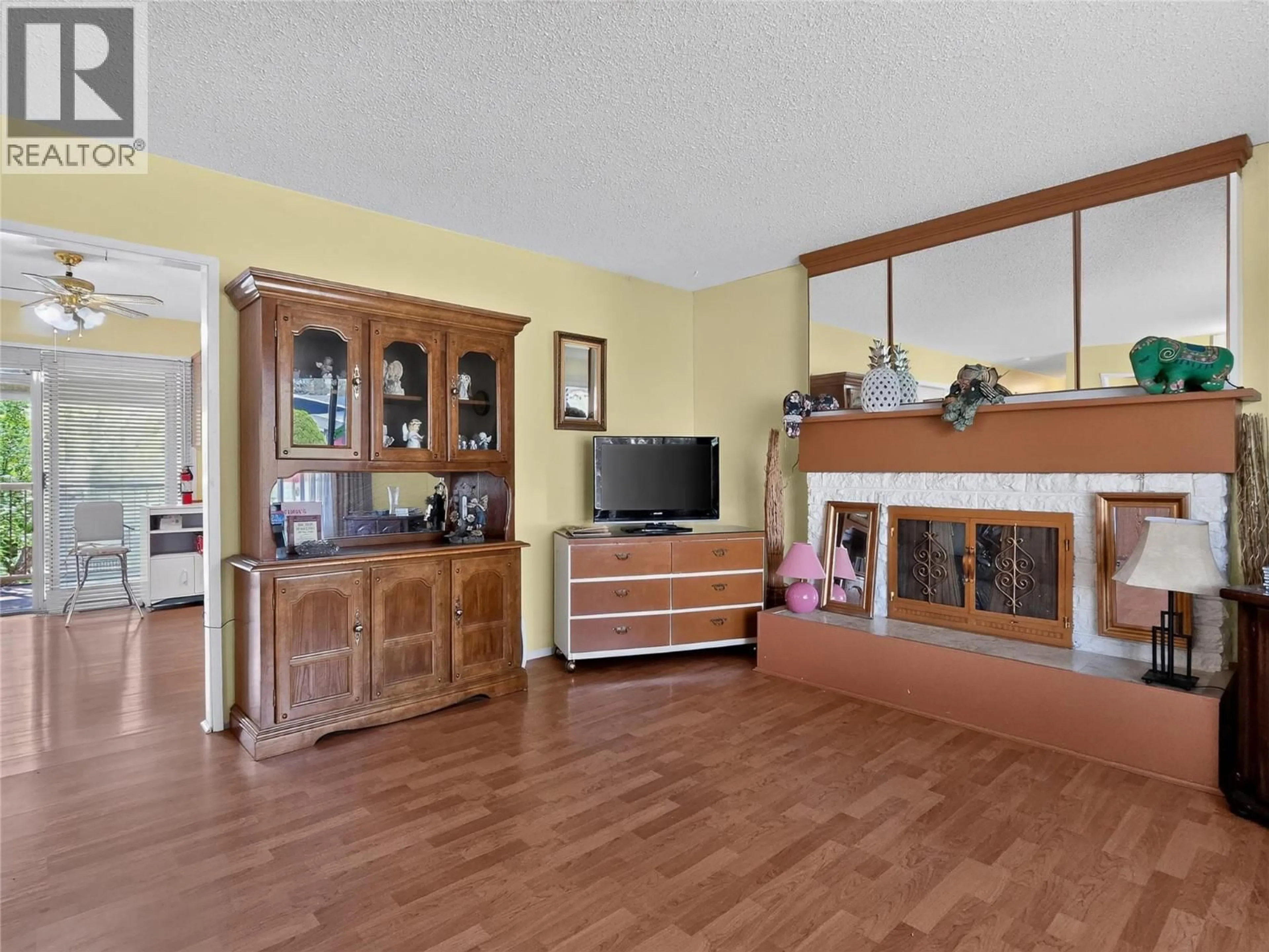 Living room with furniture, wood/laminate floor for 1516 CUMMING BOULEVARD, Cache Creek British Columbia V0K1H0