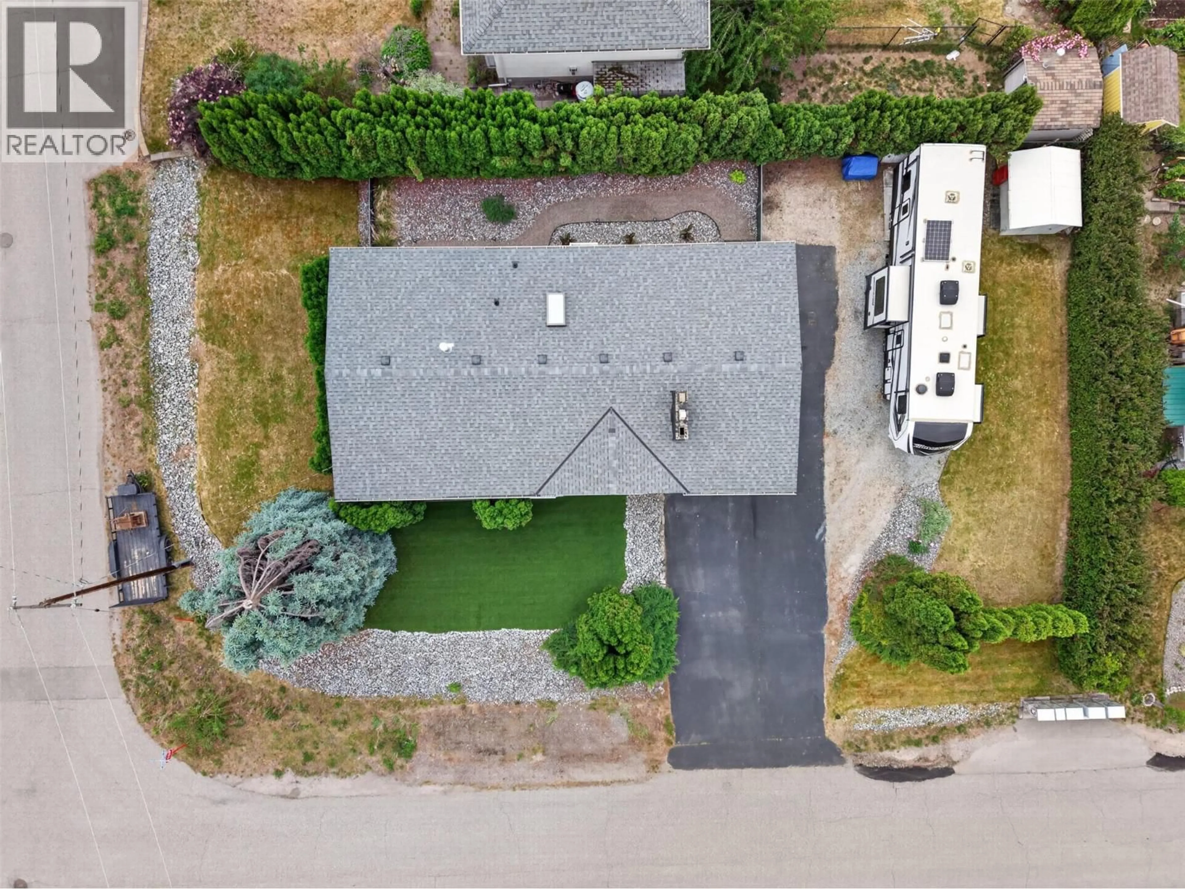 A pic from outside/outdoor area/front of a property/back of a property/a pic from drone, street for 1685 JONATHAN ROAD, Kelowna British Columbia V1P1A7