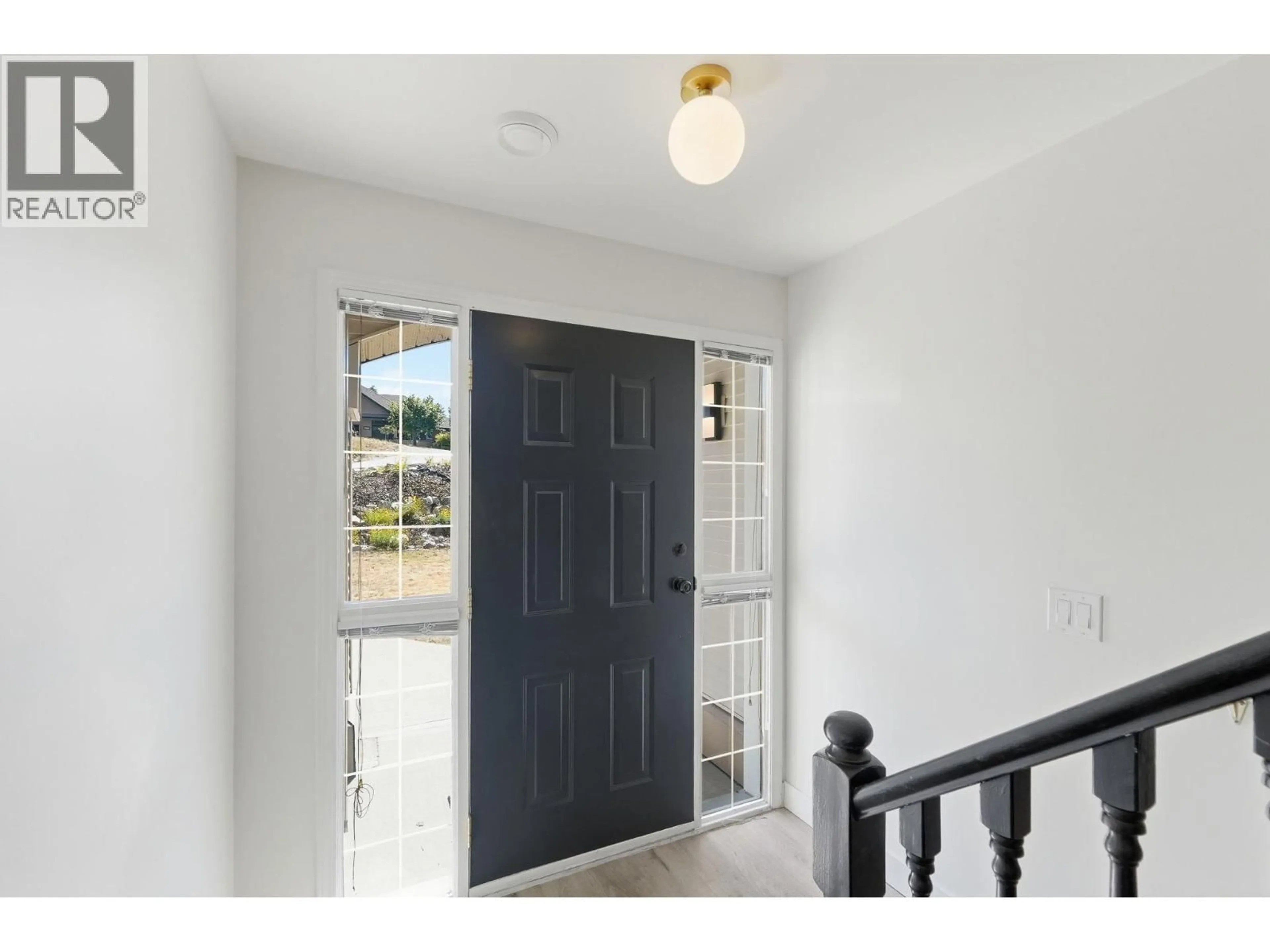 Indoor entryway for 5817 VICTORIA STREET, Peachland British Columbia V0H1X4