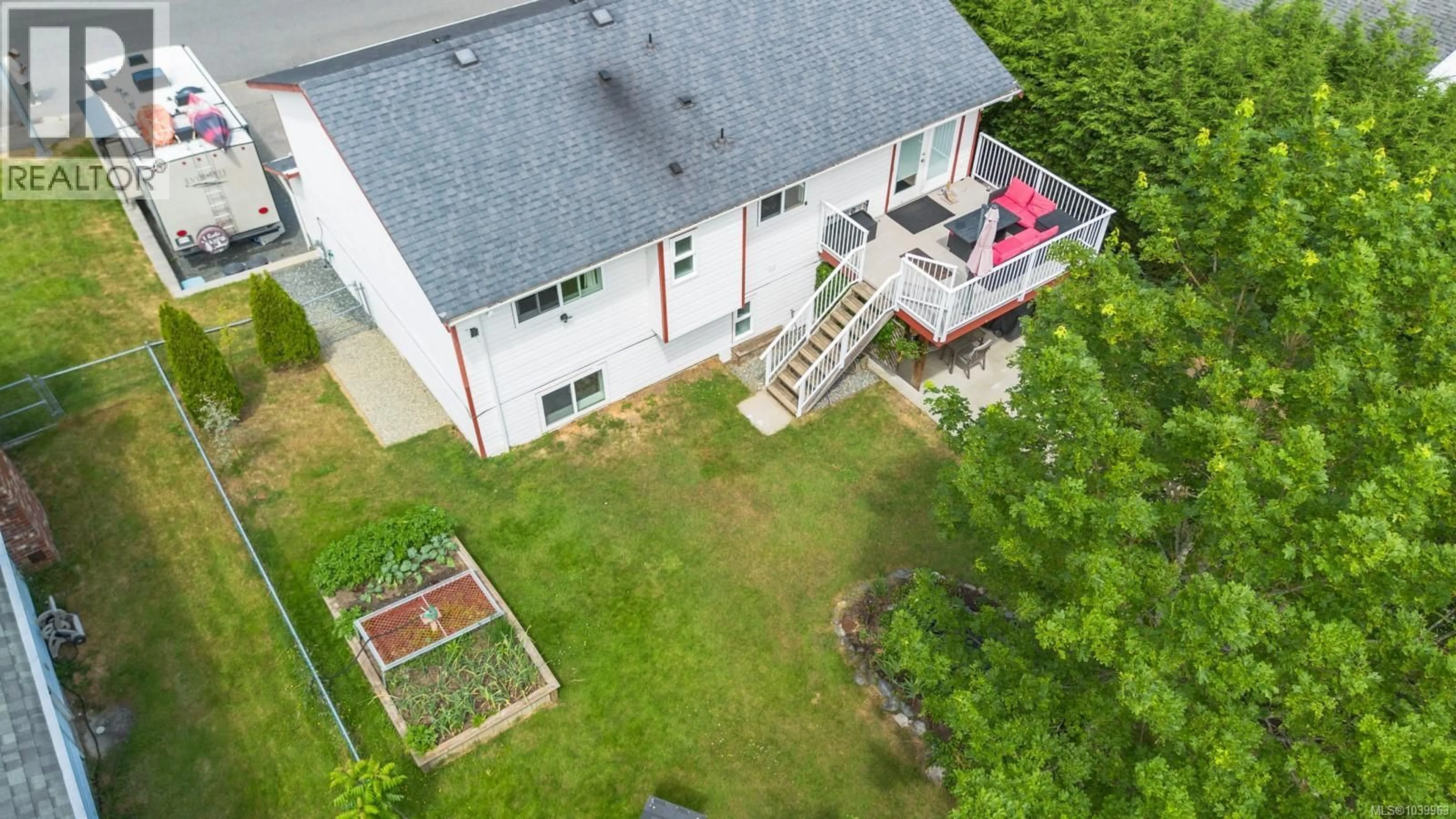A pic from outside/outdoor area/front of a property/back of a property/a pic from drone, unknown for 487 NINTH STREET, Nanaimo British Columbia V9R6Z3