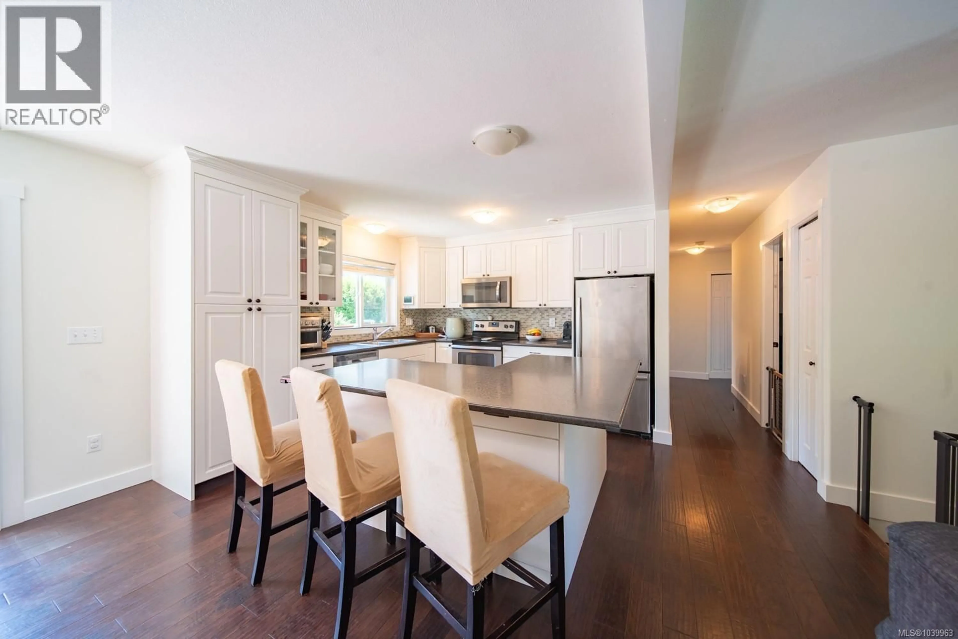 Open concept kitchen, wood/laminate floor for 487 NINTH STREET, Nanaimo British Columbia V9R6Z3