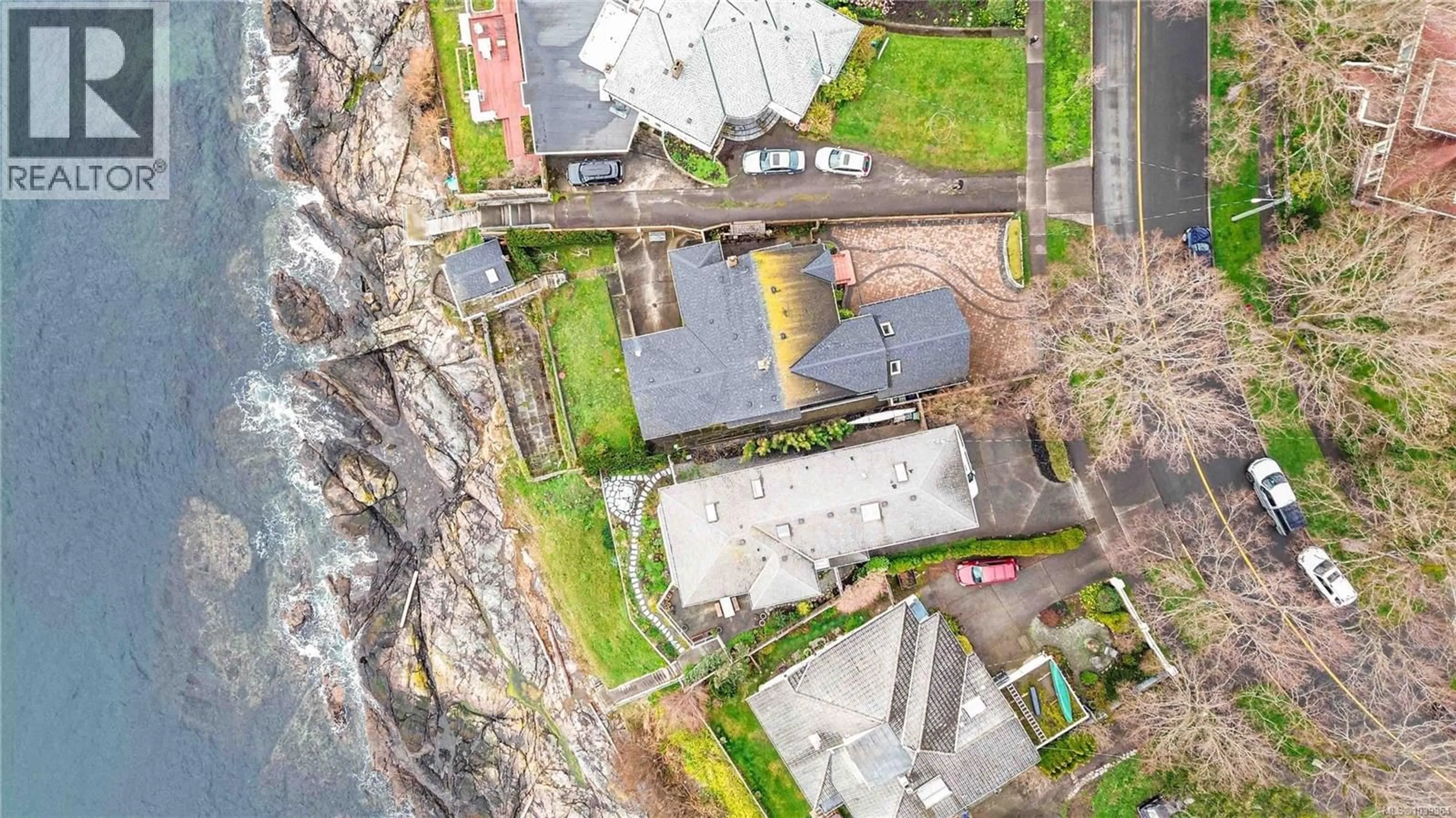A pic from outside/outdoor area/front of a property/back of a property/a pic from drone, unknown for 1811 HOLLYWOOD CRESCENT, Victoria British Columbia V8S1J2