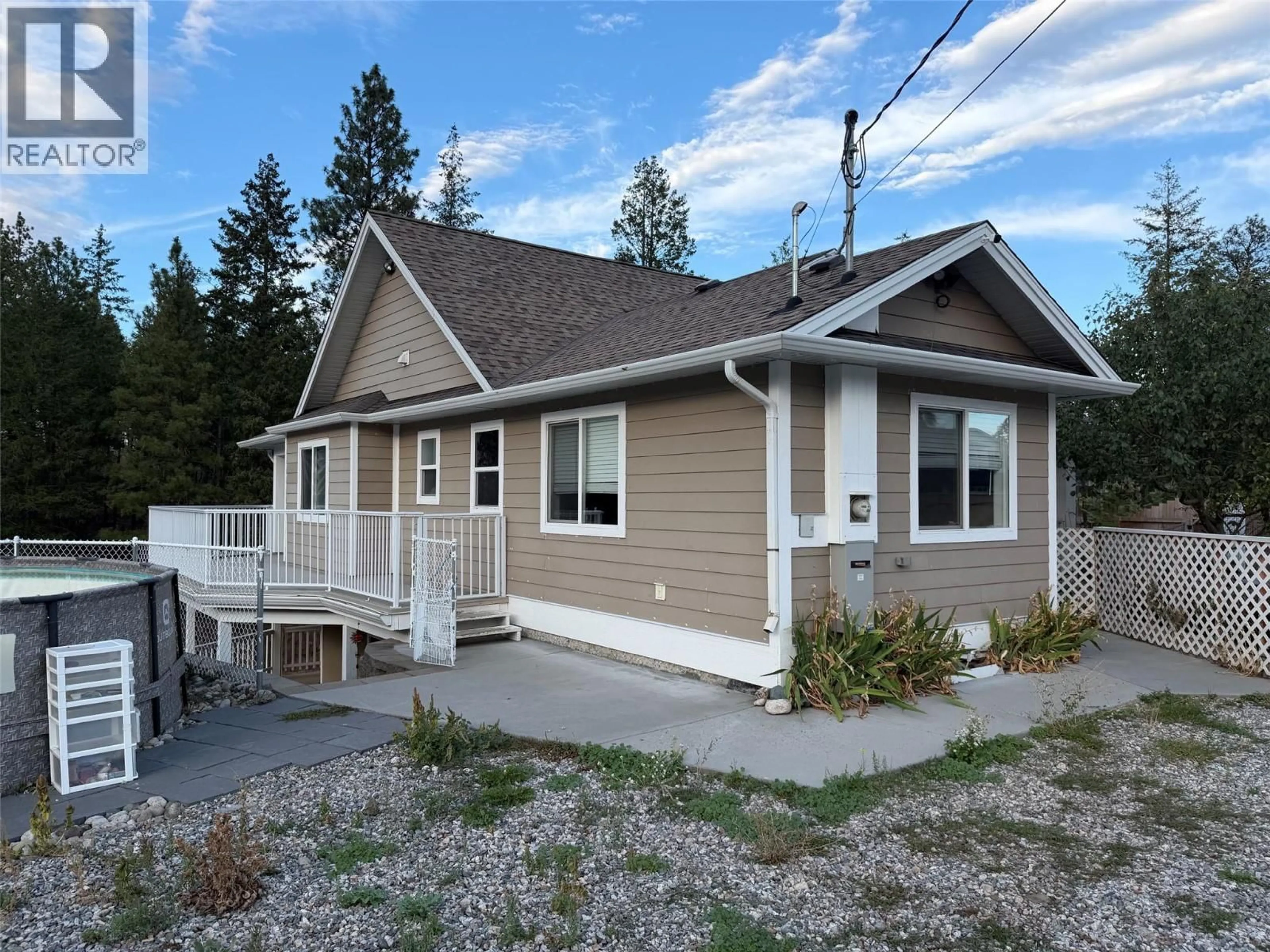 Home with vinyl exterior material, street for 674 MUIR ROAD, Kelowna British Columbia V1Z3W2