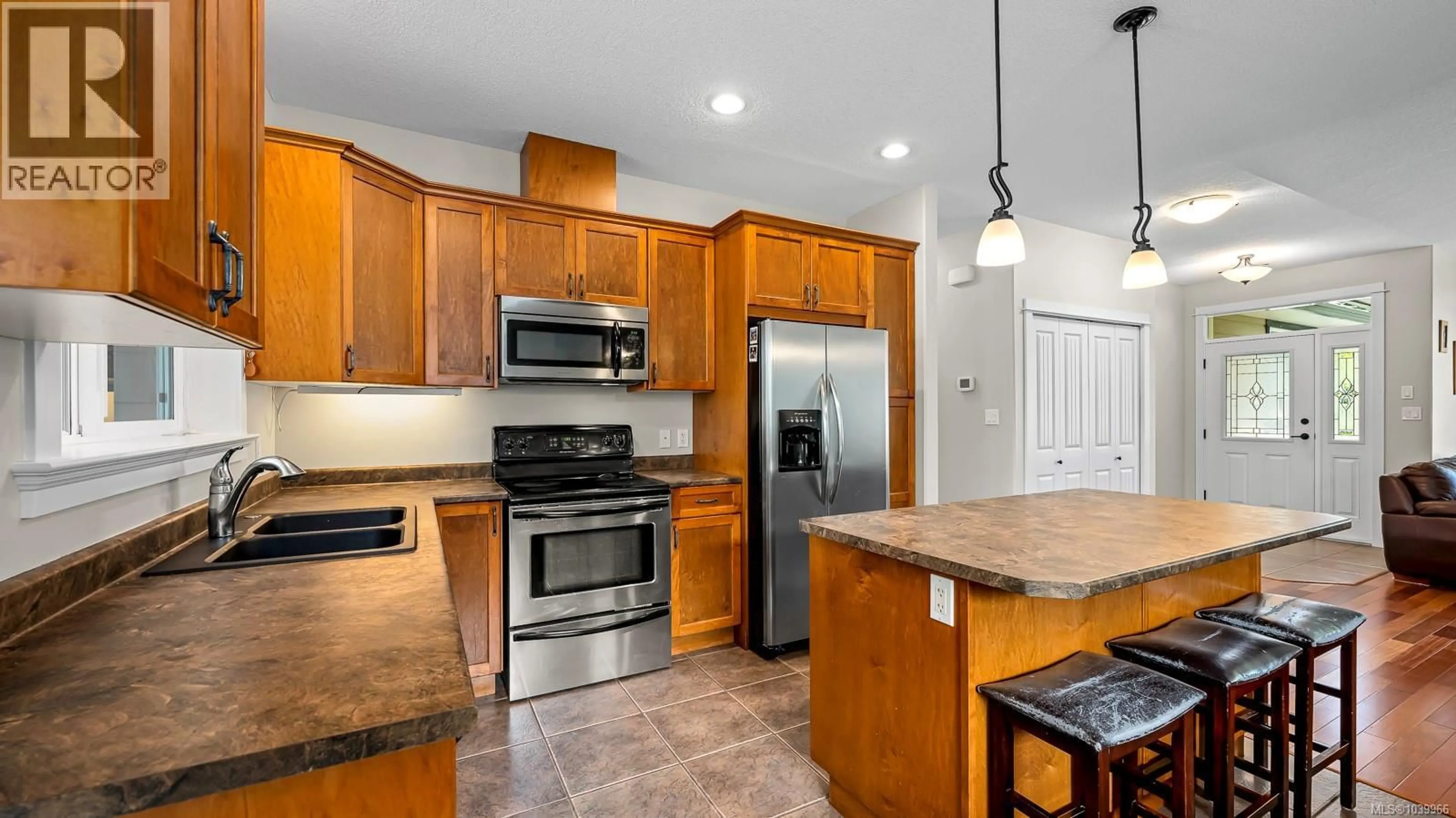 Standard kitchen, ceramic/tile floor for 3157 OWEN PLACE, Campbell River British Columbia V9H0B4