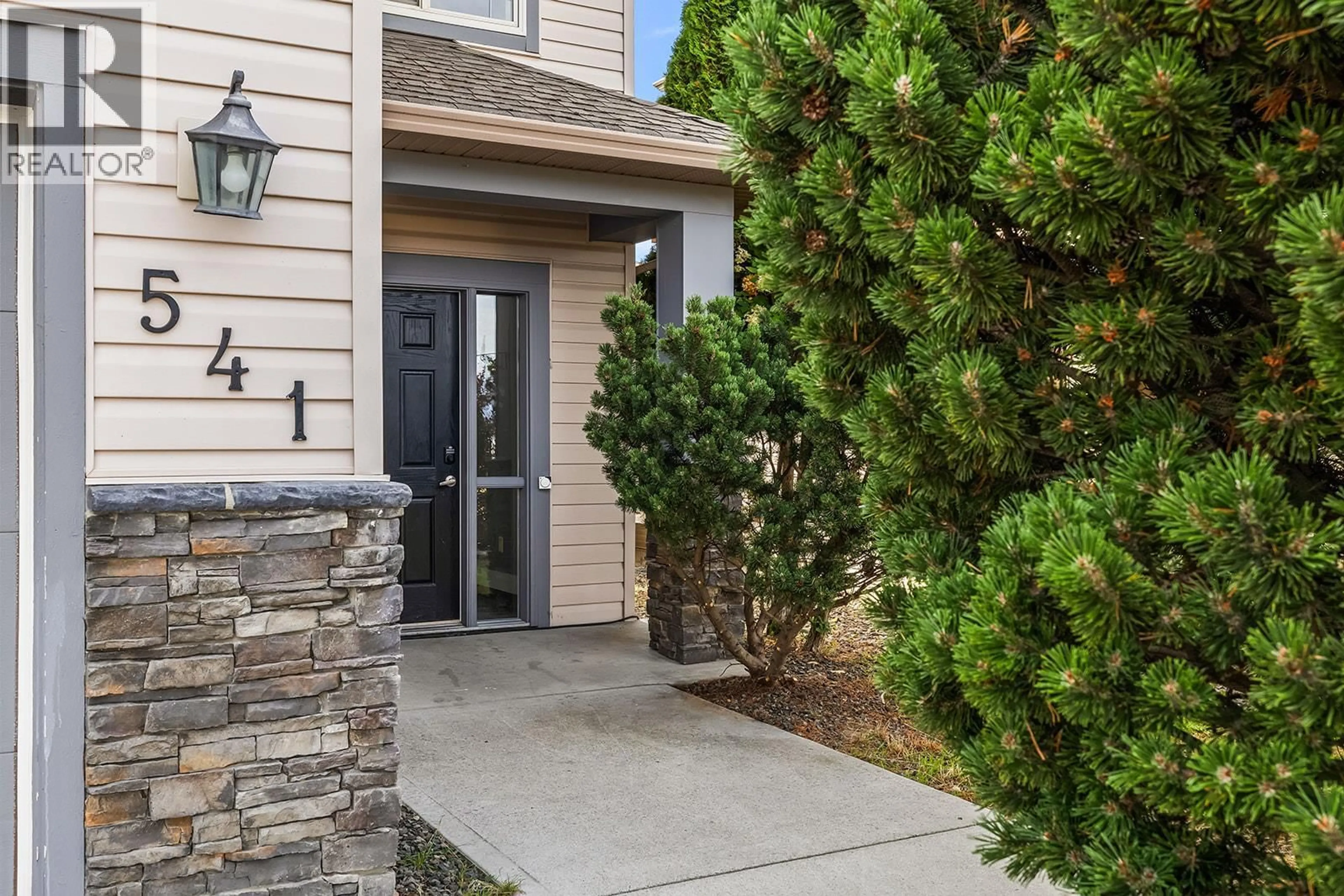 Indoor entryway for 541 QUARTZ CRESCENT, Kelowna British Columbia V1W5C5