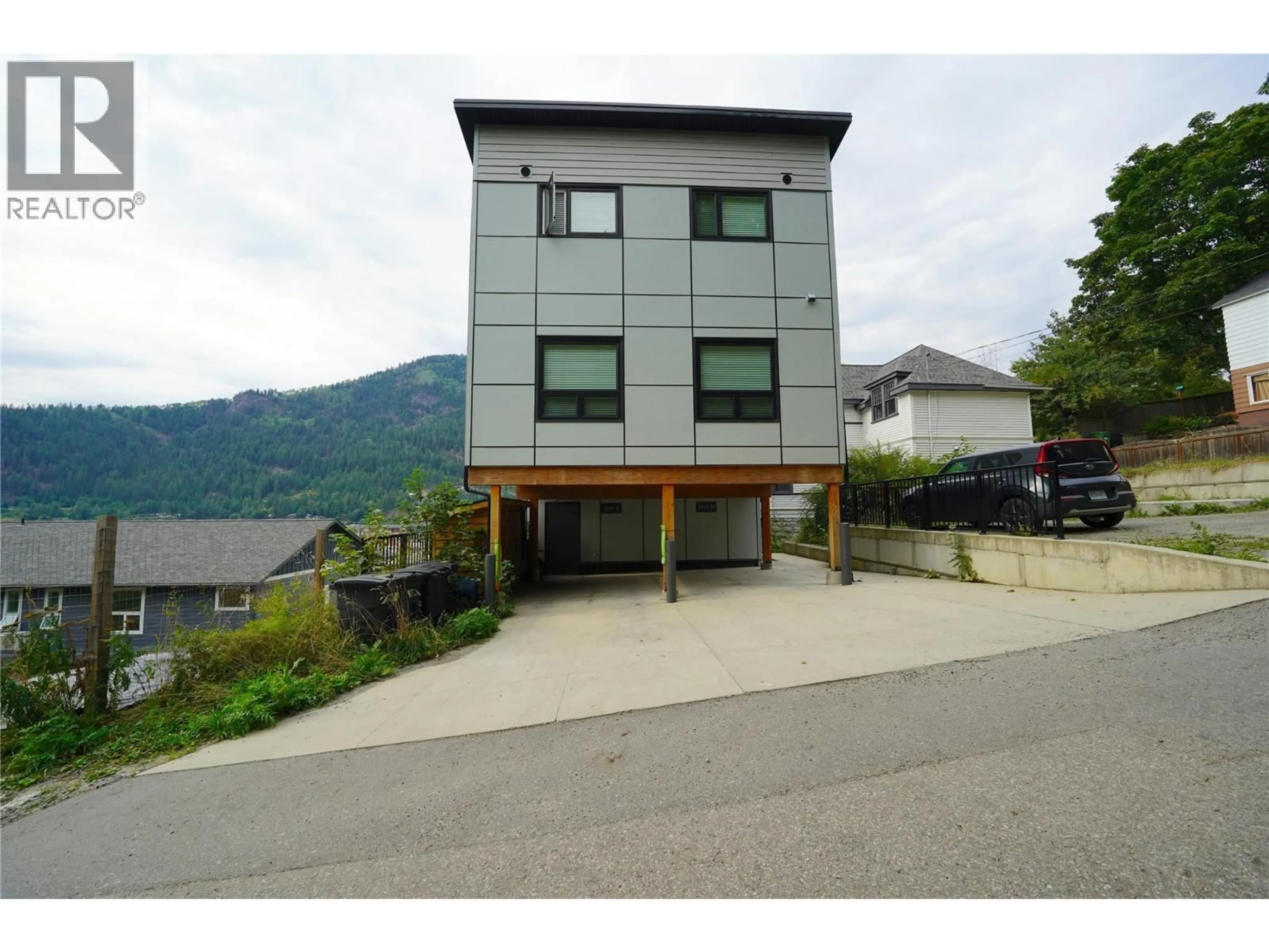 A pic from outside/outdoor area/front of a property/back of a property/a pic from drone, mountain view for A - 920 FRONT STREET STREET, Nelson British Columbia V1L4C2