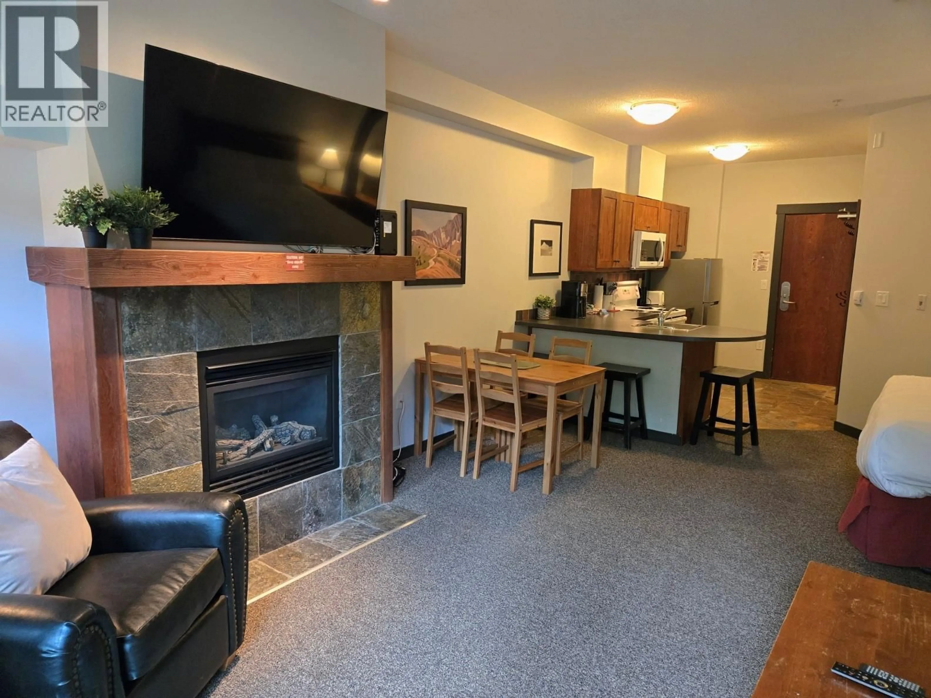 Living room with furniture, unknown for 201B - 2070 SUMMIT DRIVE, Panorama British Columbia V0A1T0