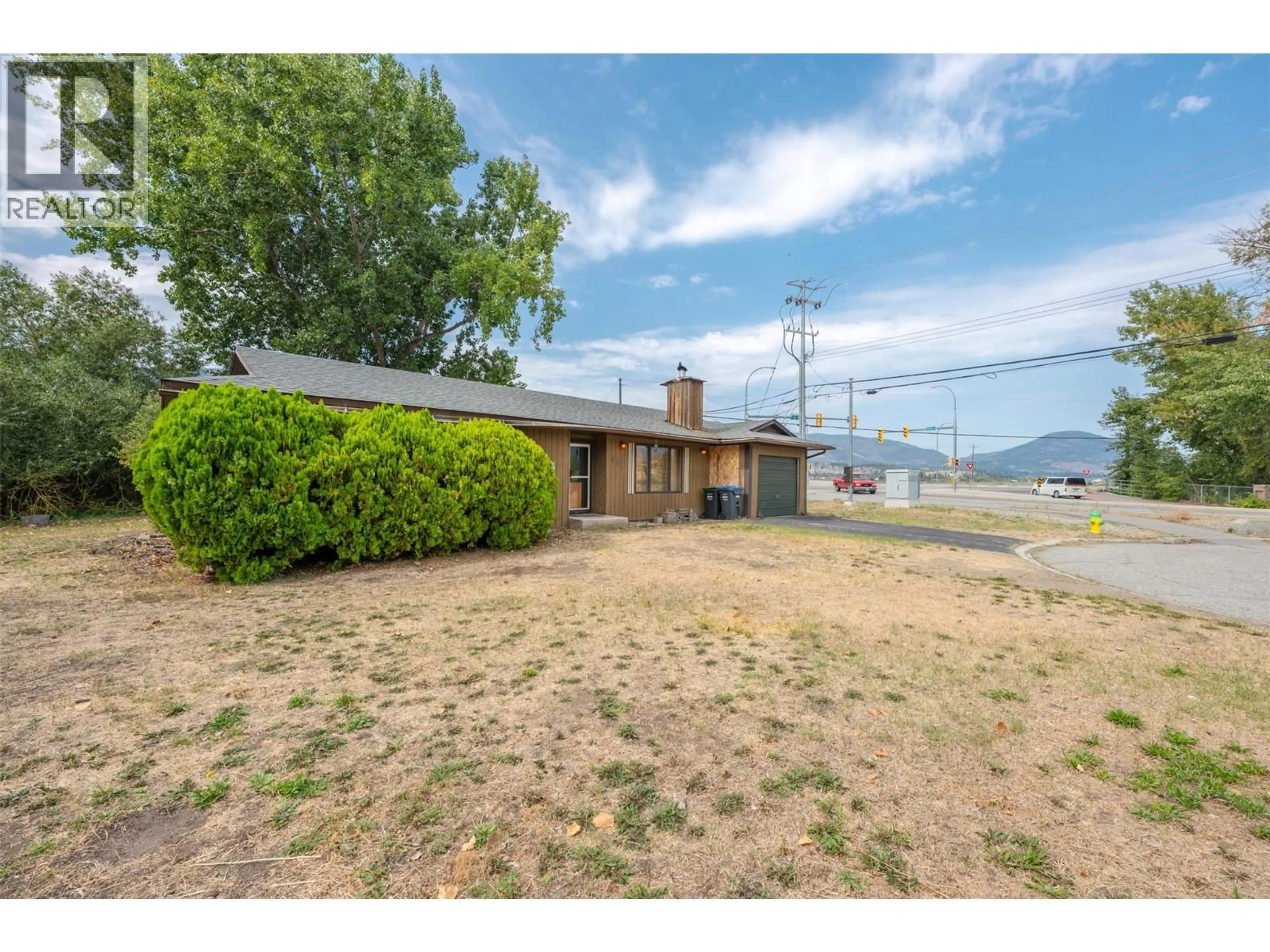 A pic from outside/outdoor area/front of a property/back of a property/a pic from drone, mountain view for 450 GREEN AVENUE, Penticton British Columbia V2A3T5