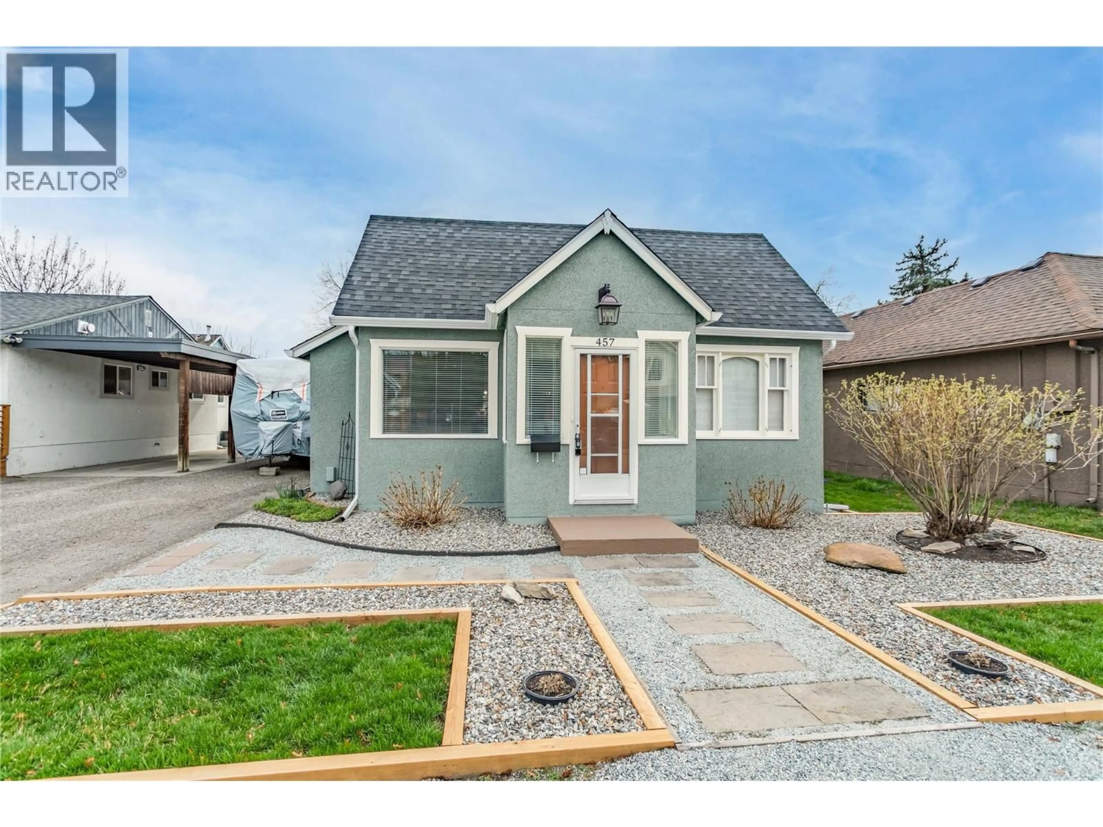 Home with vinyl exterior material, street for 457 PATTERSON AVENUE, Kelowna British Columbia V1Y5C5