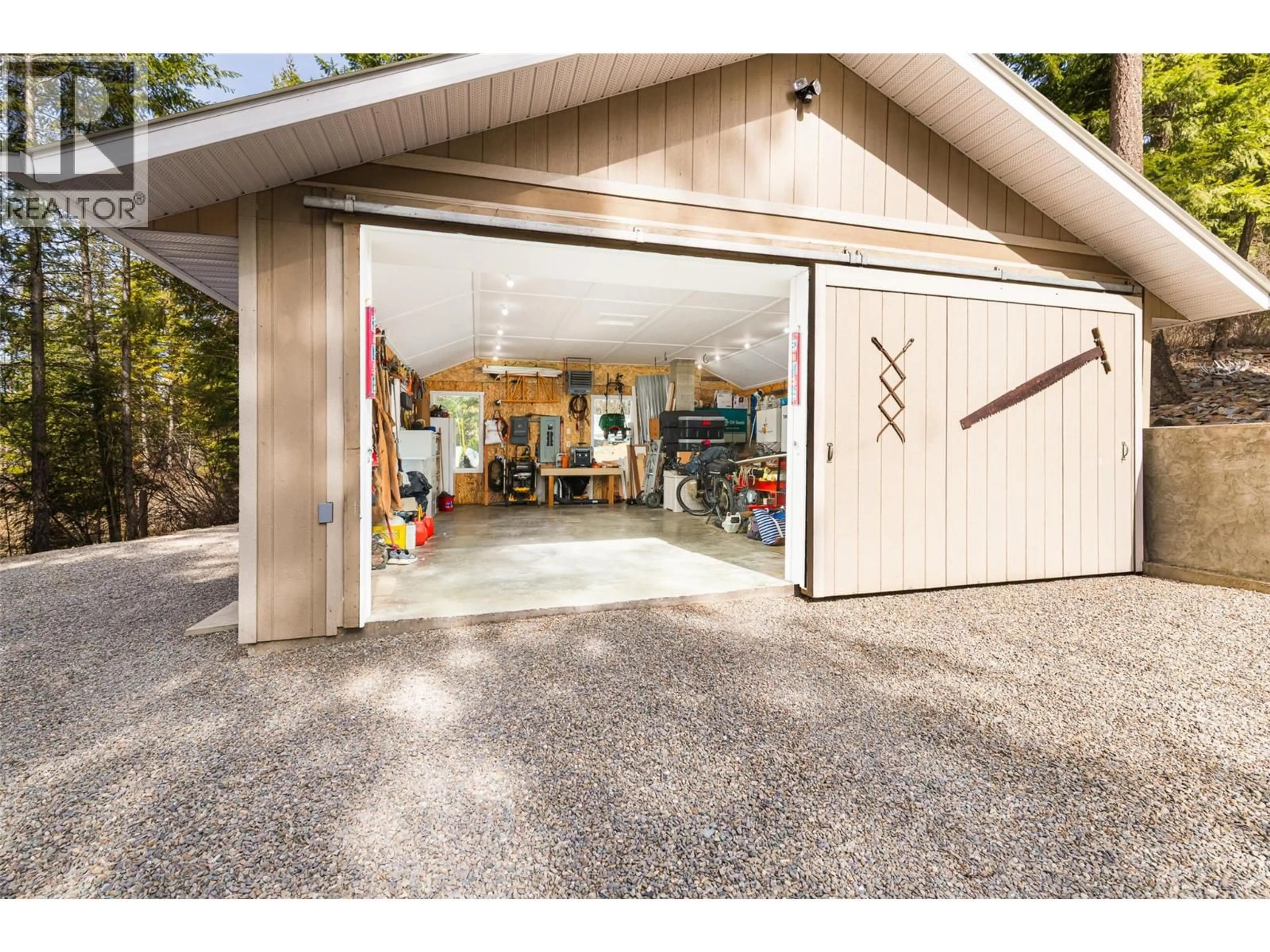 Indoor garage for 1988 PORTHILL ROAD, Creston British Columbia V0B1G2
