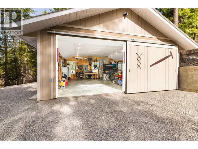 1988 PORTHILL ROAD, Creston 5