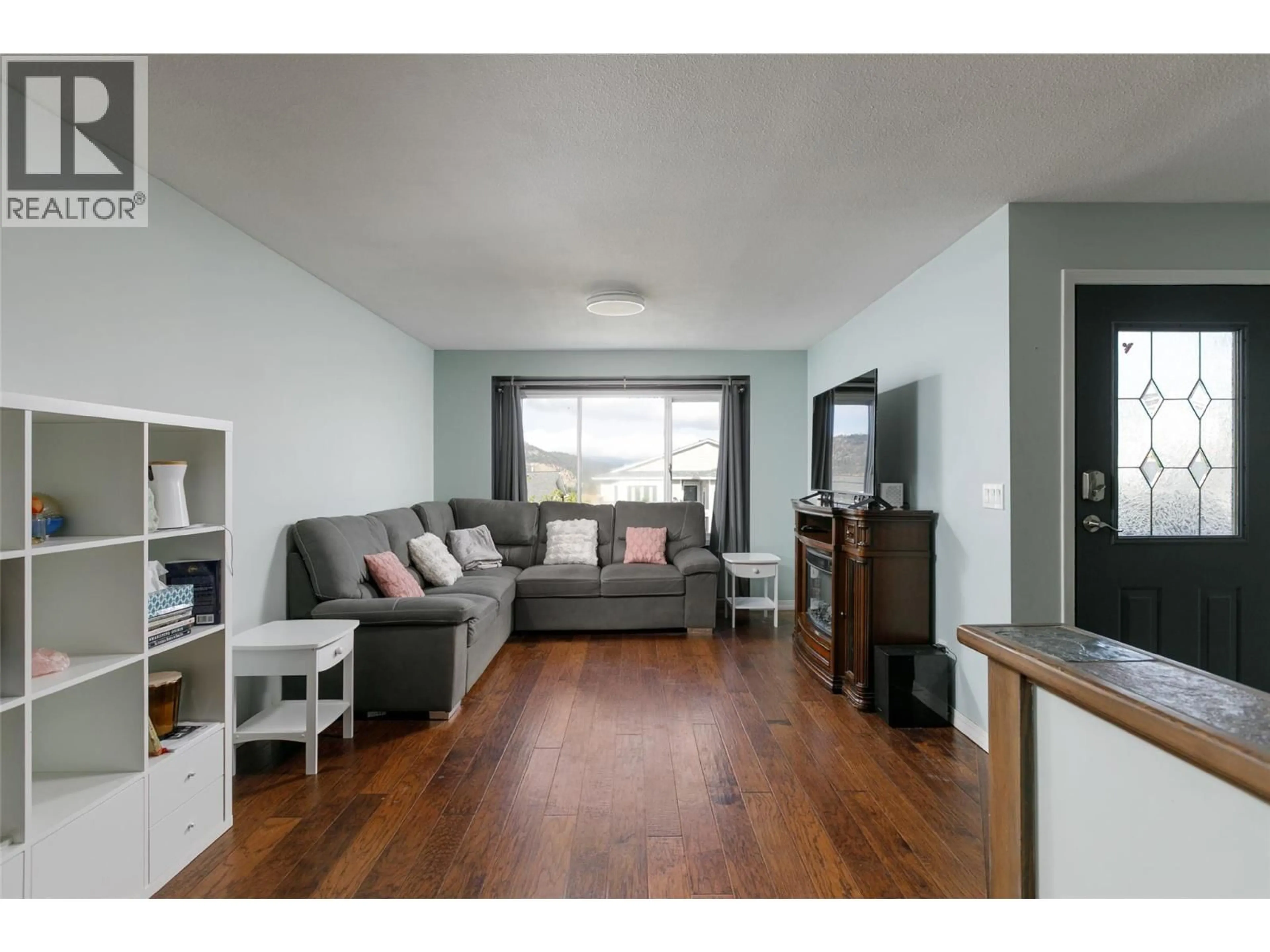 Living room with furniture, wood/laminate floor for 8 - 6400 SPENCER ROAD, Kelowna British Columbia V1X7T6