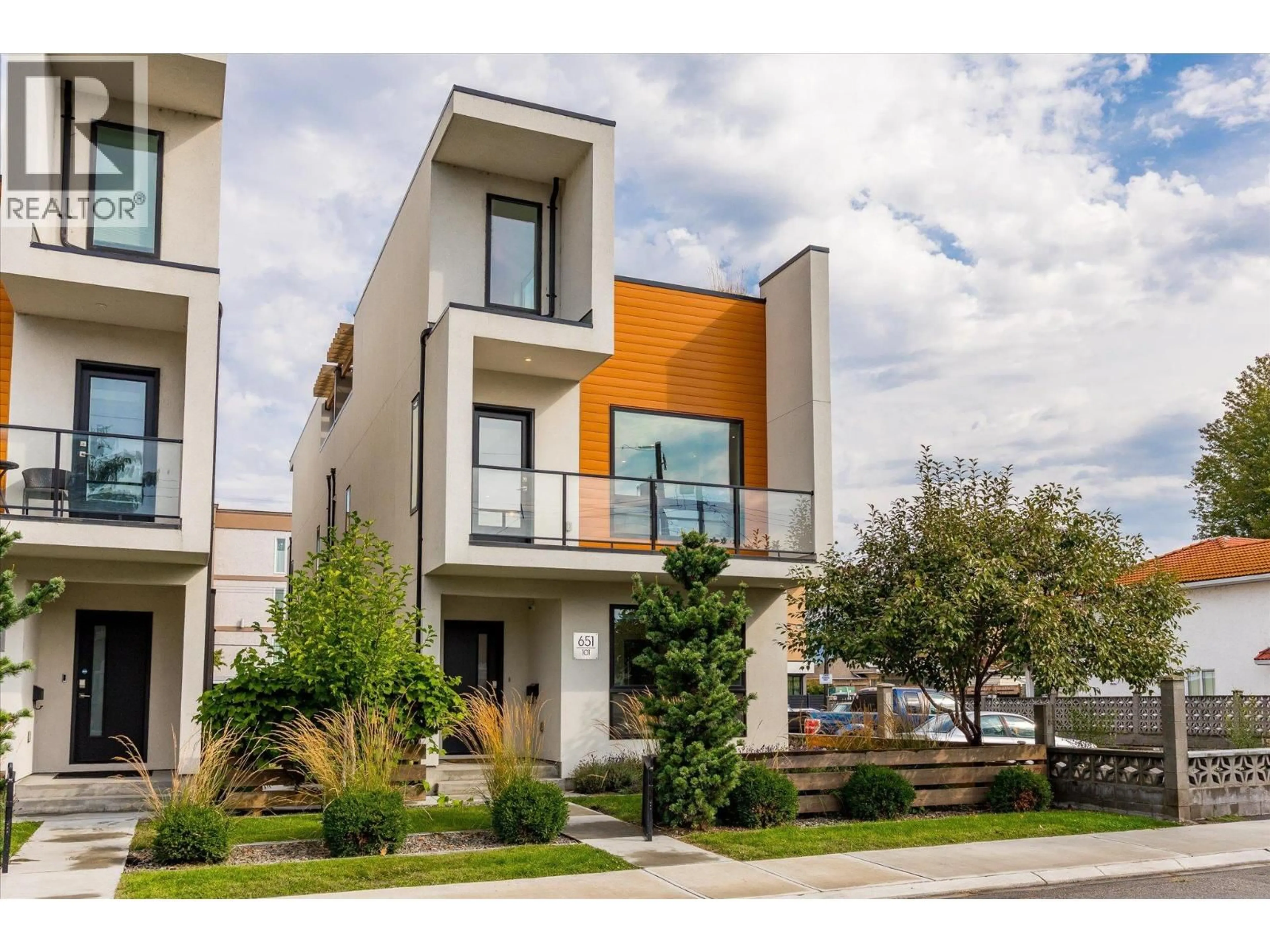 Home with vinyl exterior material, street for 101 - 651 CHURCHILL AVENUE, Penticton British Columbia V2A1E2