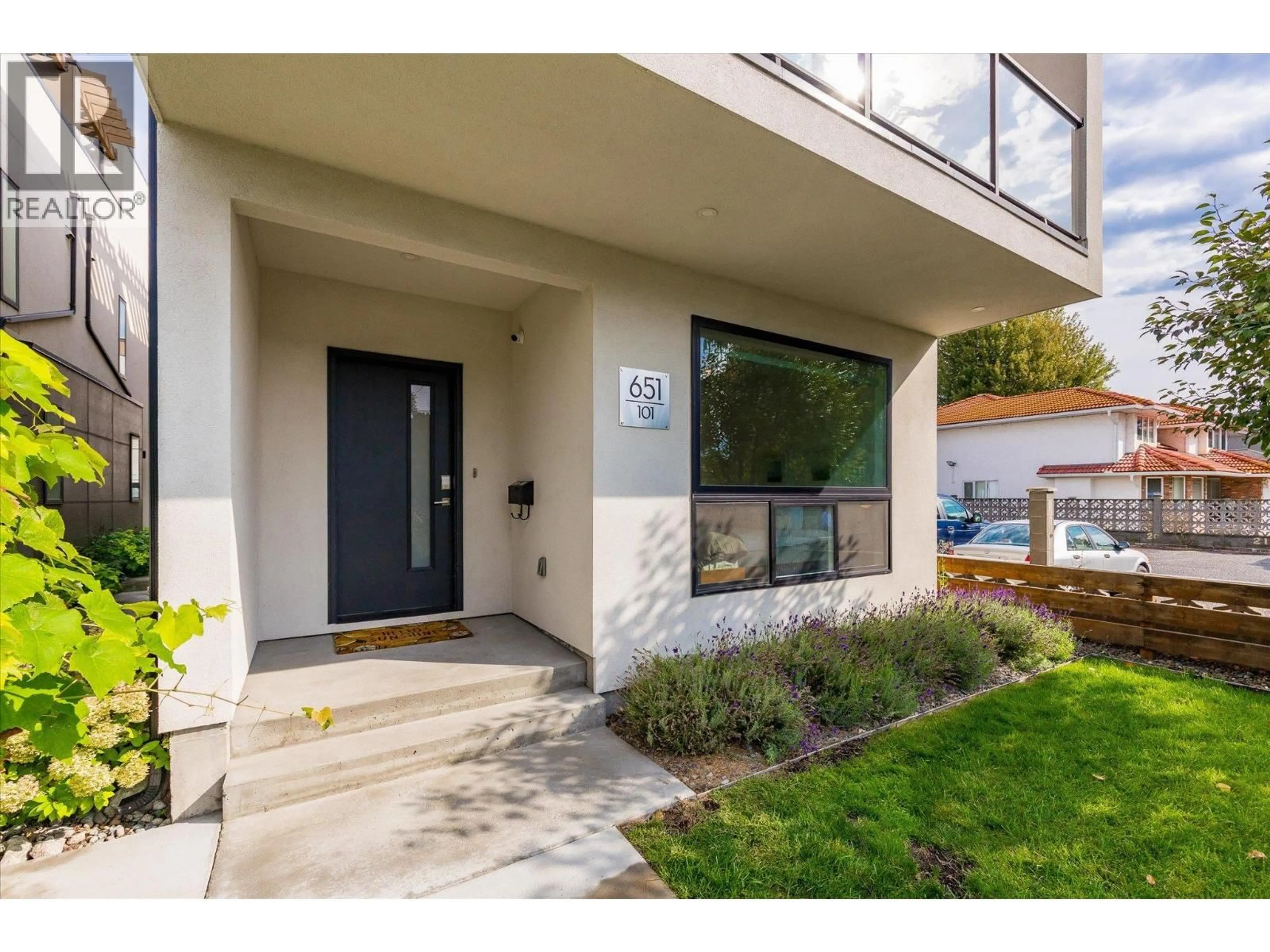 Indoor entryway for 101 - 651 CHURCHILL AVENUE, Penticton British Columbia V2A1E2