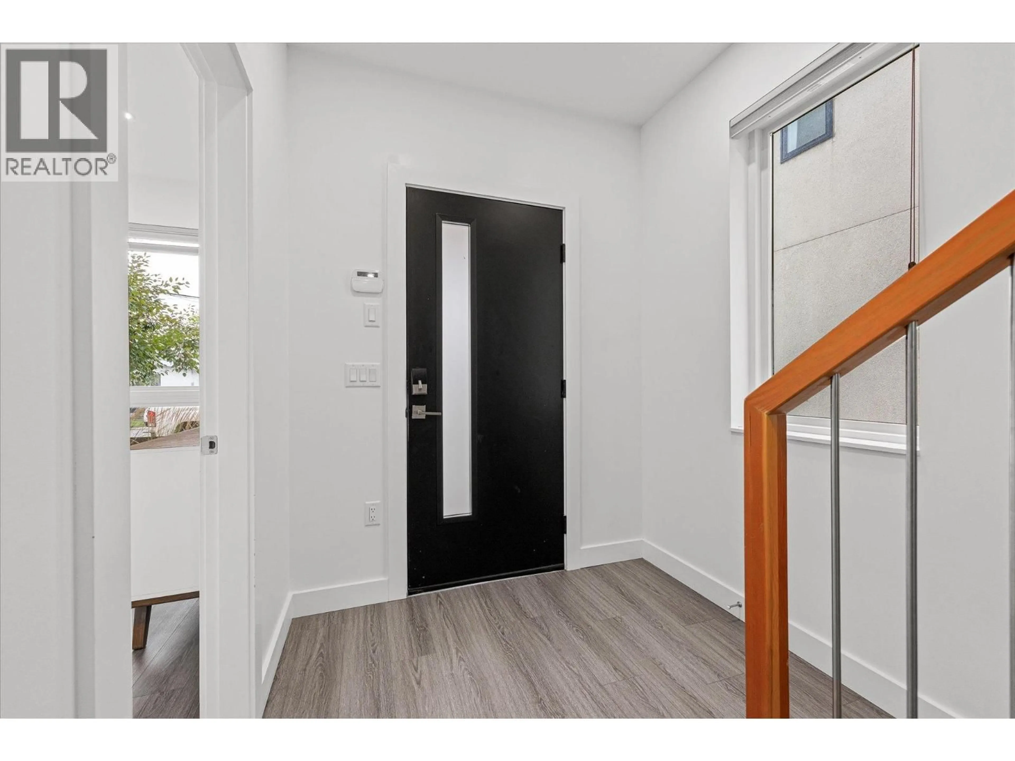 Indoor entryway for 101 - 651 CHURCHILL AVENUE, Penticton British Columbia V2A1E2