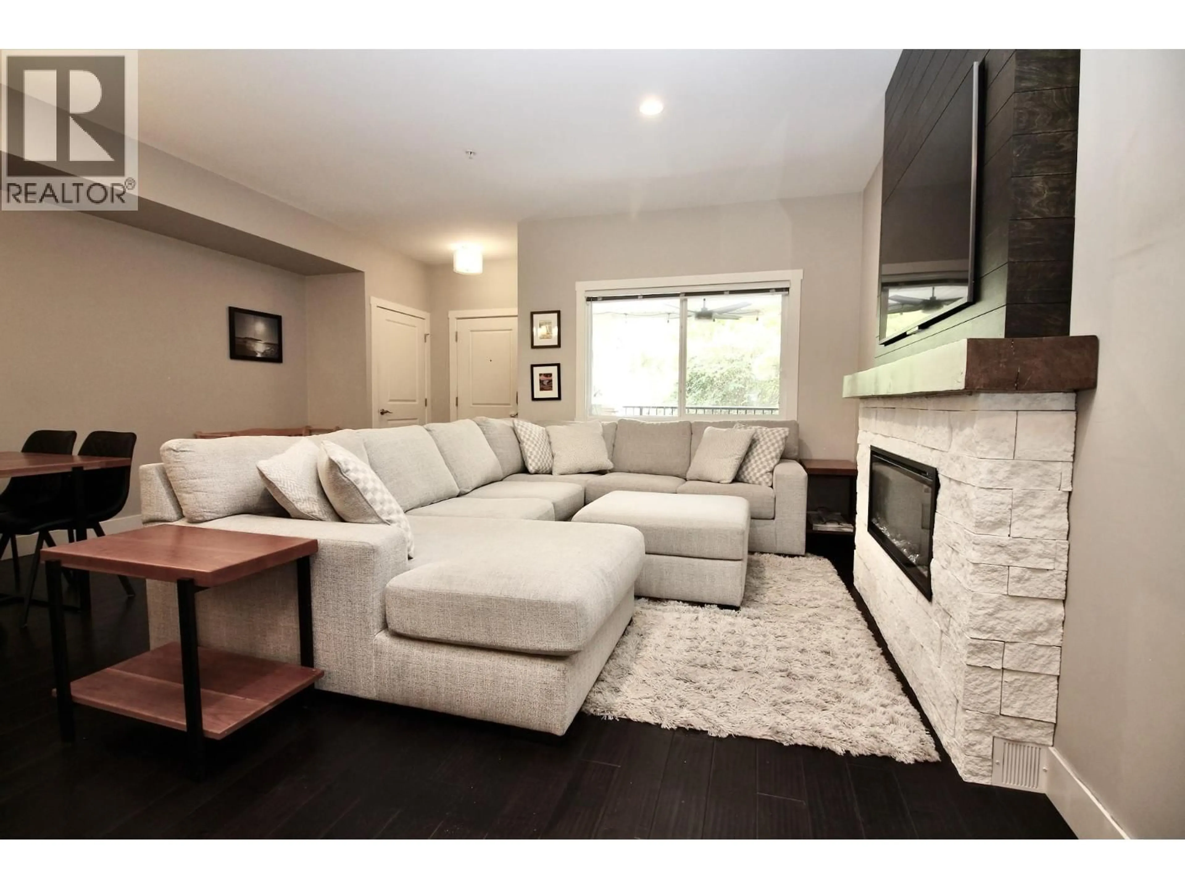 Living room with furniture, unknown for 6 - 600 BOYNTON PLACE, Kelowna British Columbia V1V3B8